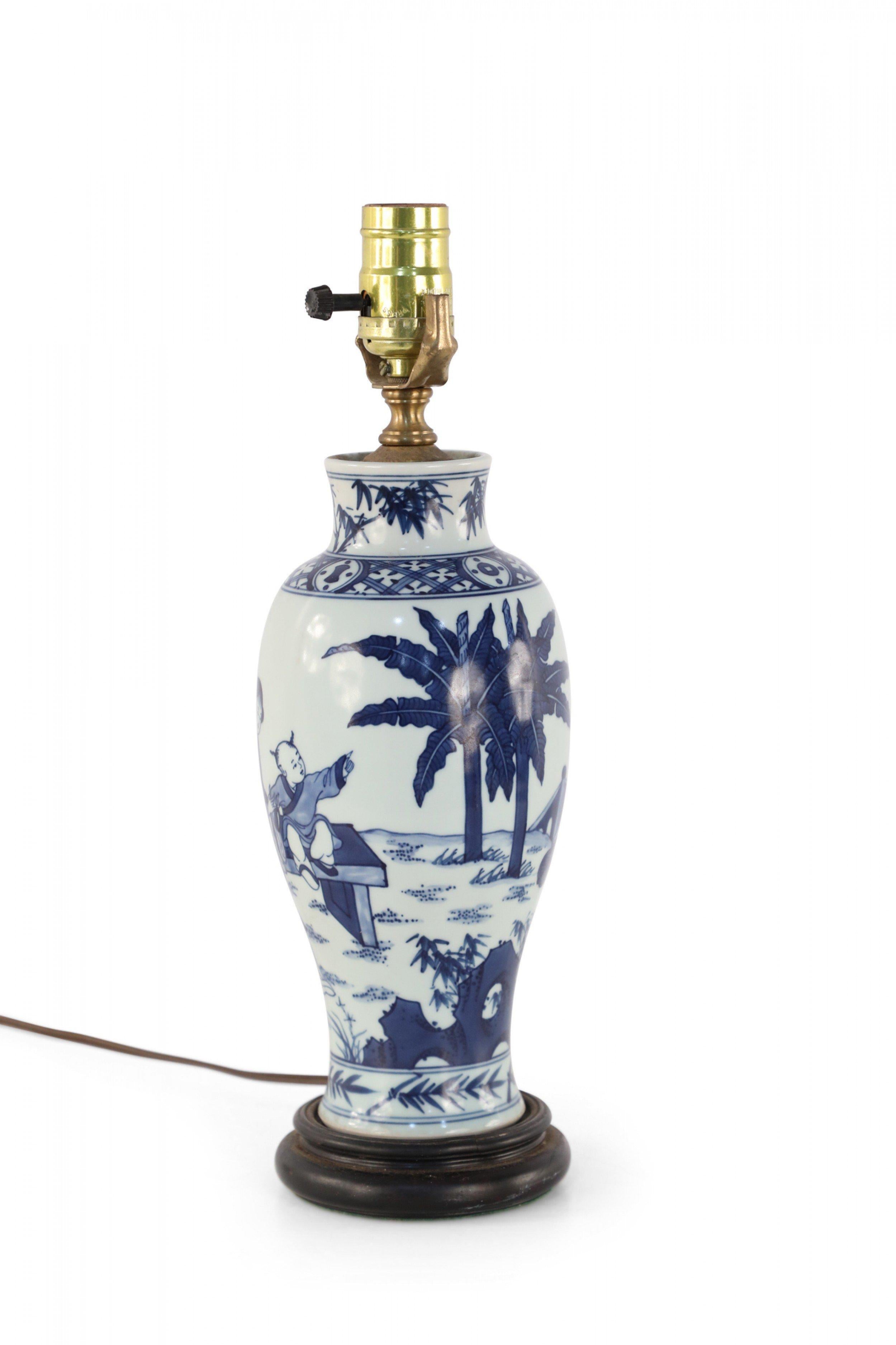 20ième siècle Lampe de table chinoise en porcelaine représentant une scène figurative blanche et bleue en vente