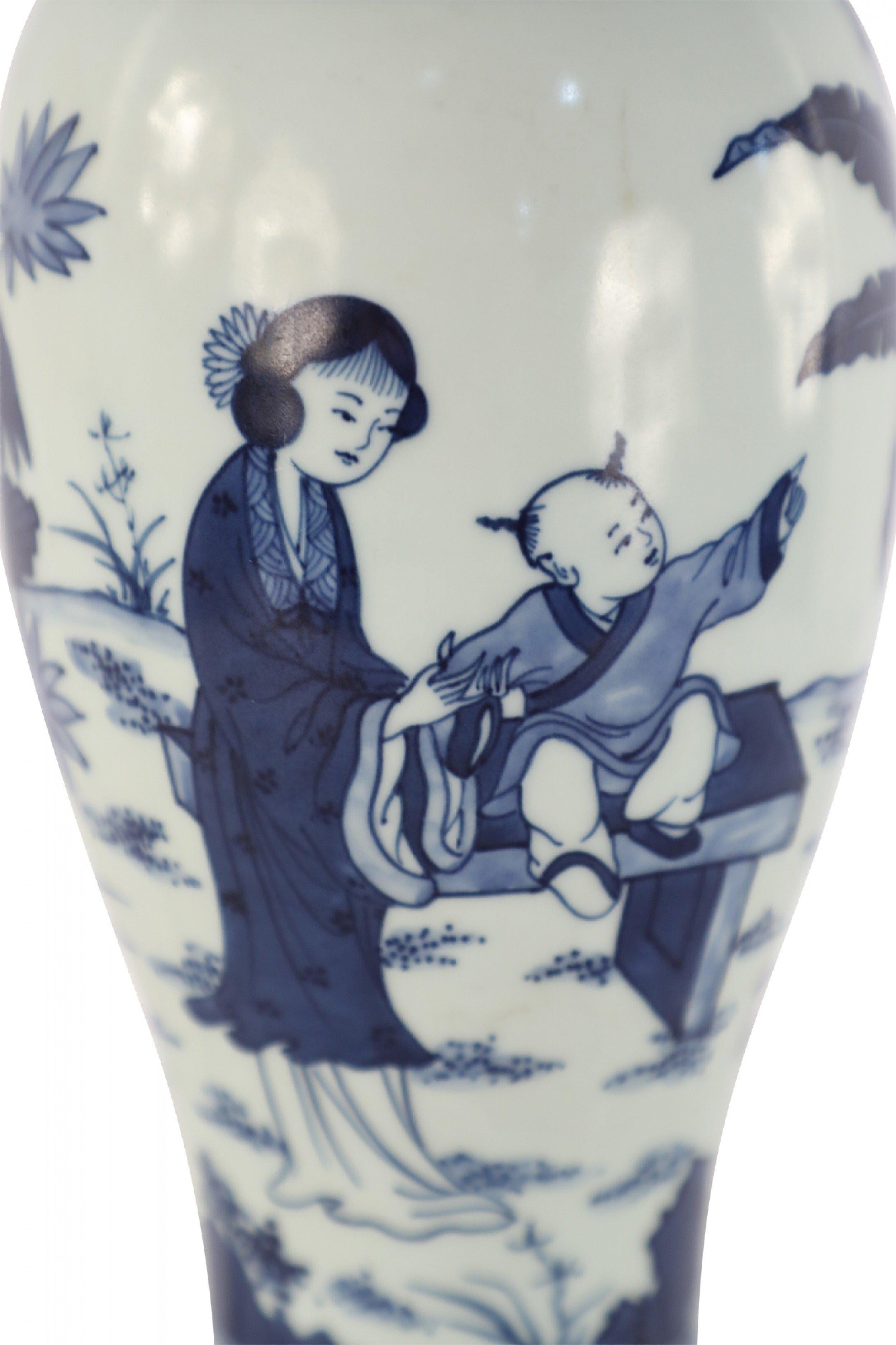Métal Lampe de table chinoise en porcelaine représentant une scène figurative blanche et bleue en vente