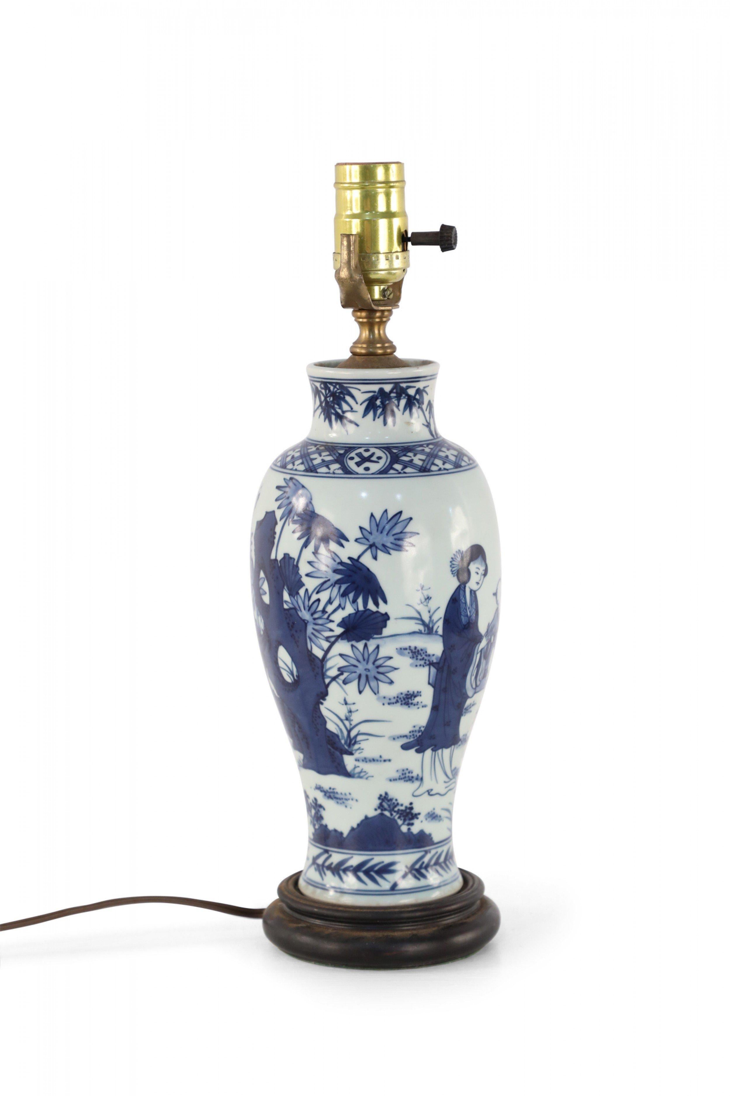 Lampe de table chinoise en porcelaine représentant une scène figurative blanche et bleue en vente 1