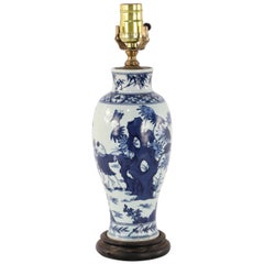 Lámpara de mesa china de porcelana blanca y azul con escena figurativa