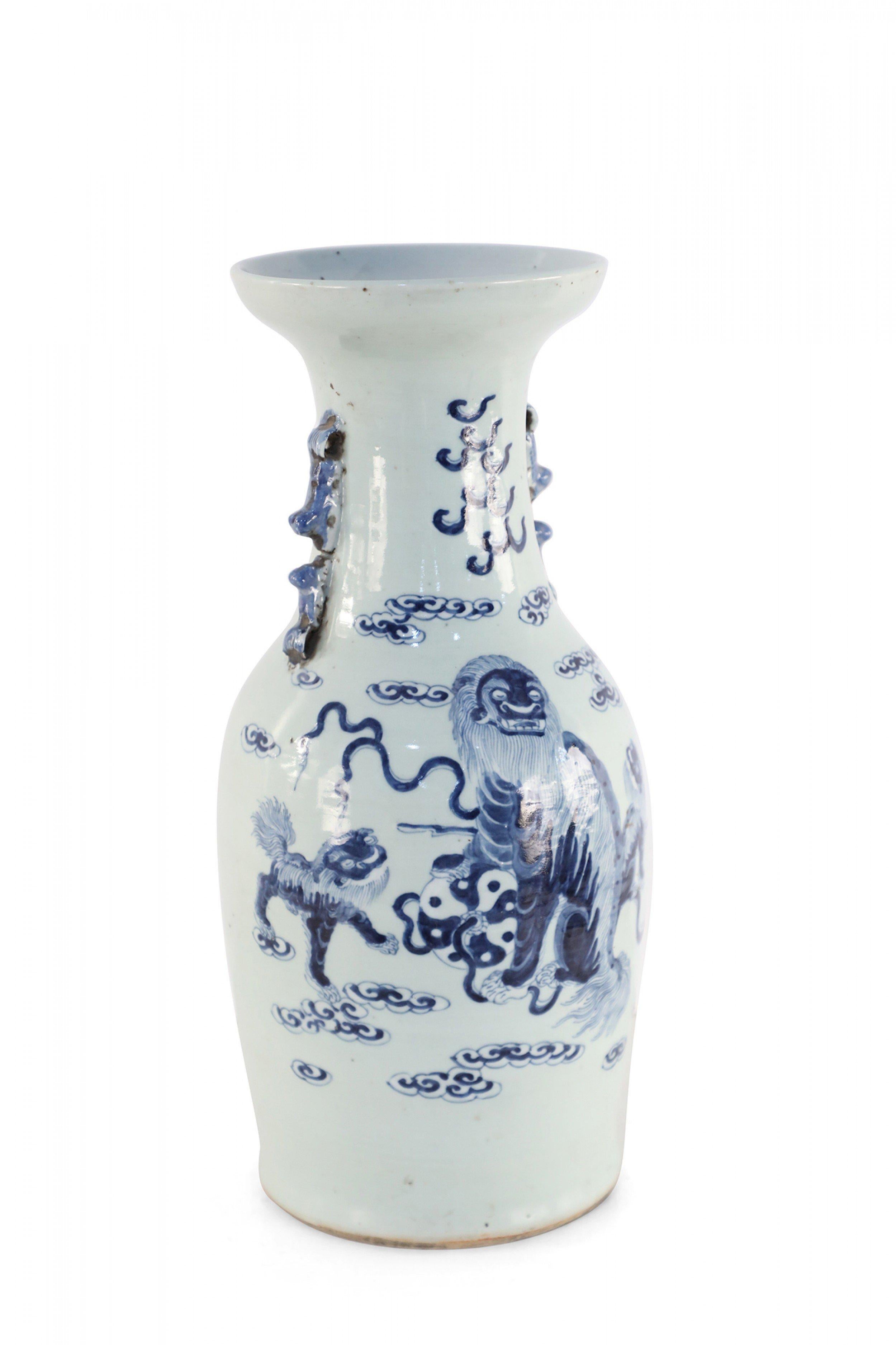 Porcellana Urna cinese in porcellana bianca e blu con cane Foo e disegno di serpente in vendita