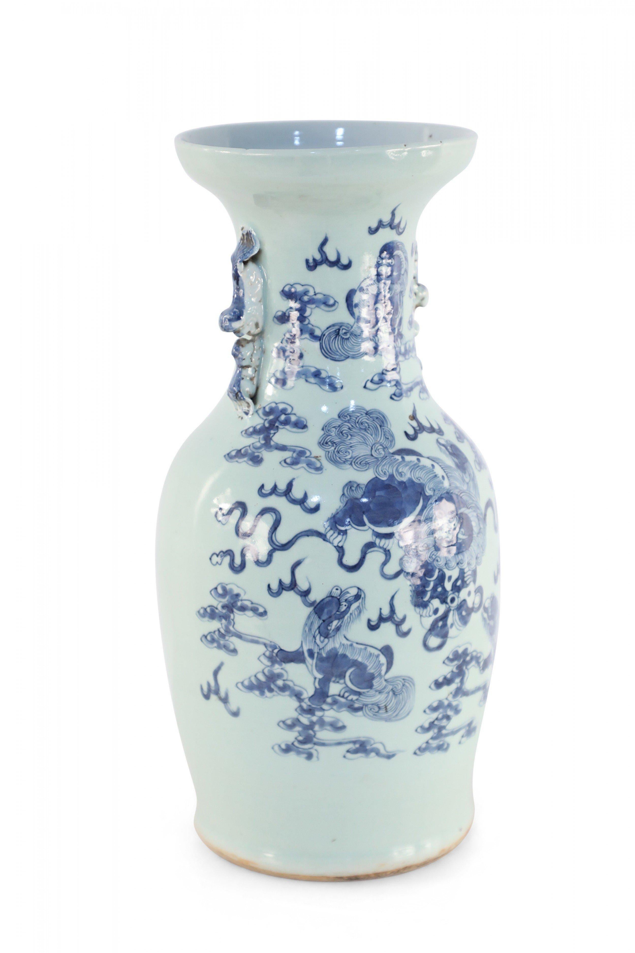 Porcellana Urna cinese in porcellana bianca e blu con disegno del cane Foo in vendita