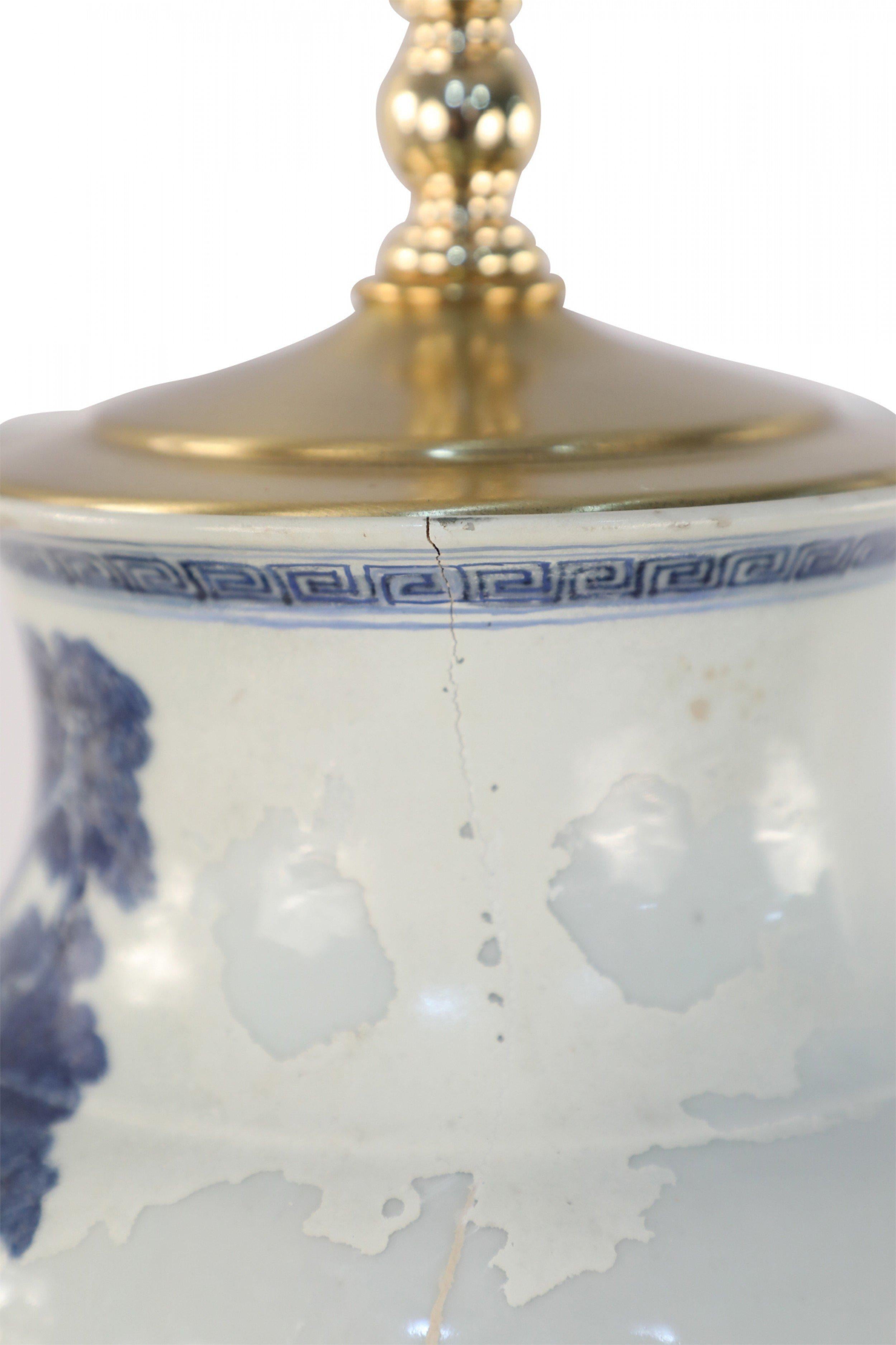 Exportation chinoise Lampe de table chinoise à scène de jeu blanche et bleue en vente
