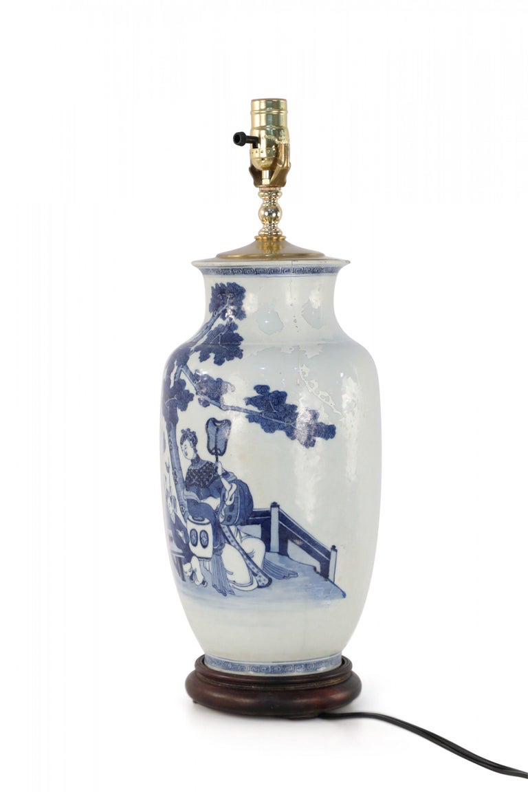 20th Century Chinese White and Blue Gaming Scene Table Lamp For Sale