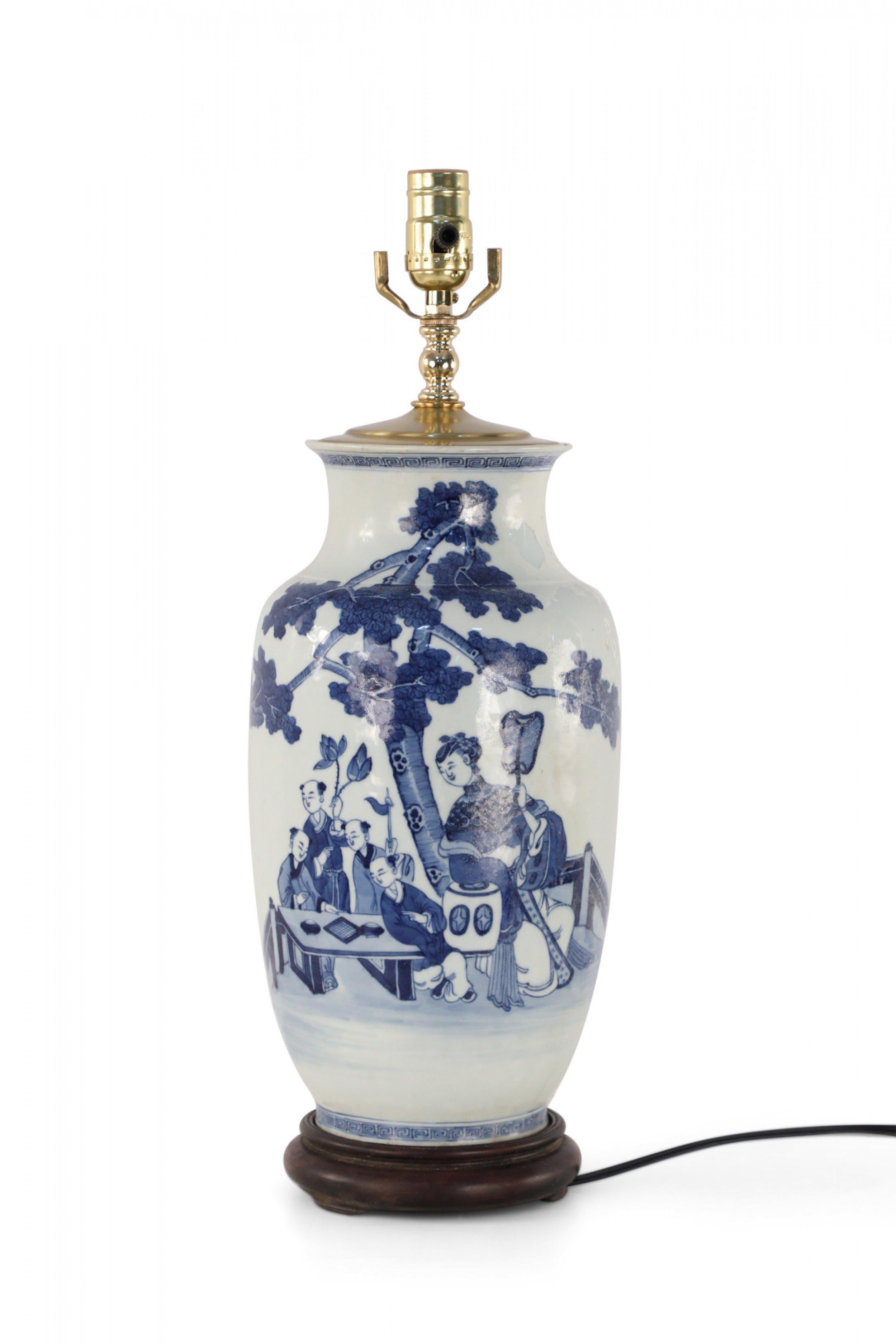 20ième siècle Lampe de table chinoise à scène de jeu blanche et bleue en vente
