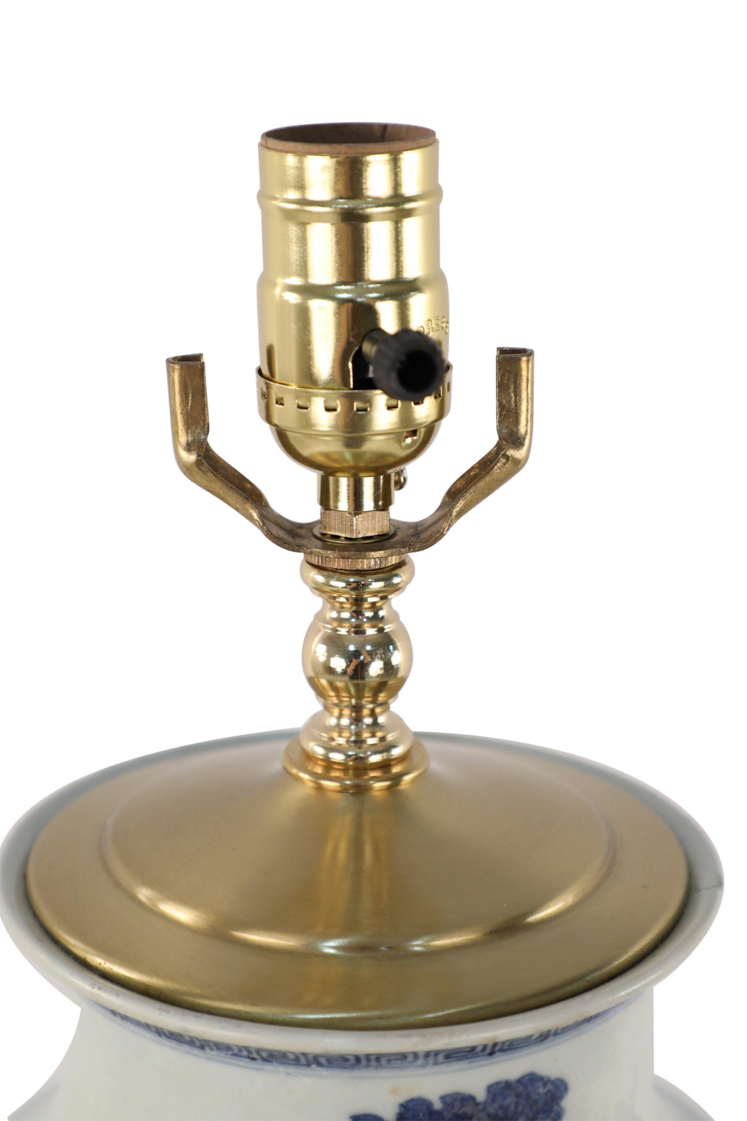 Lampe de table chinoise à scène de jeu blanche et bleue en vente 1