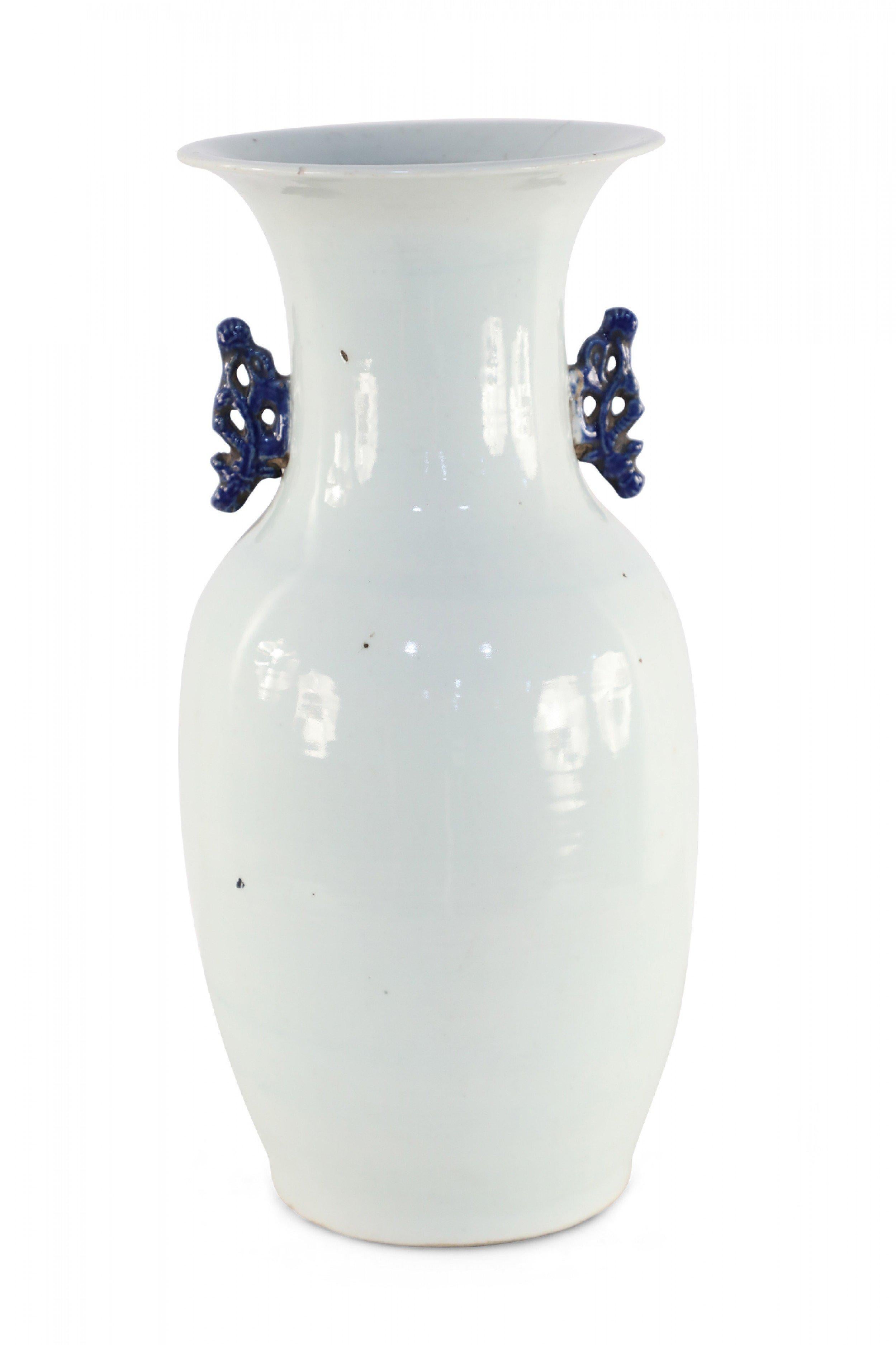 Chinese White and Blue Garden and Bird Design Porcelain Urn In Good Condition For Sale In New York, NY