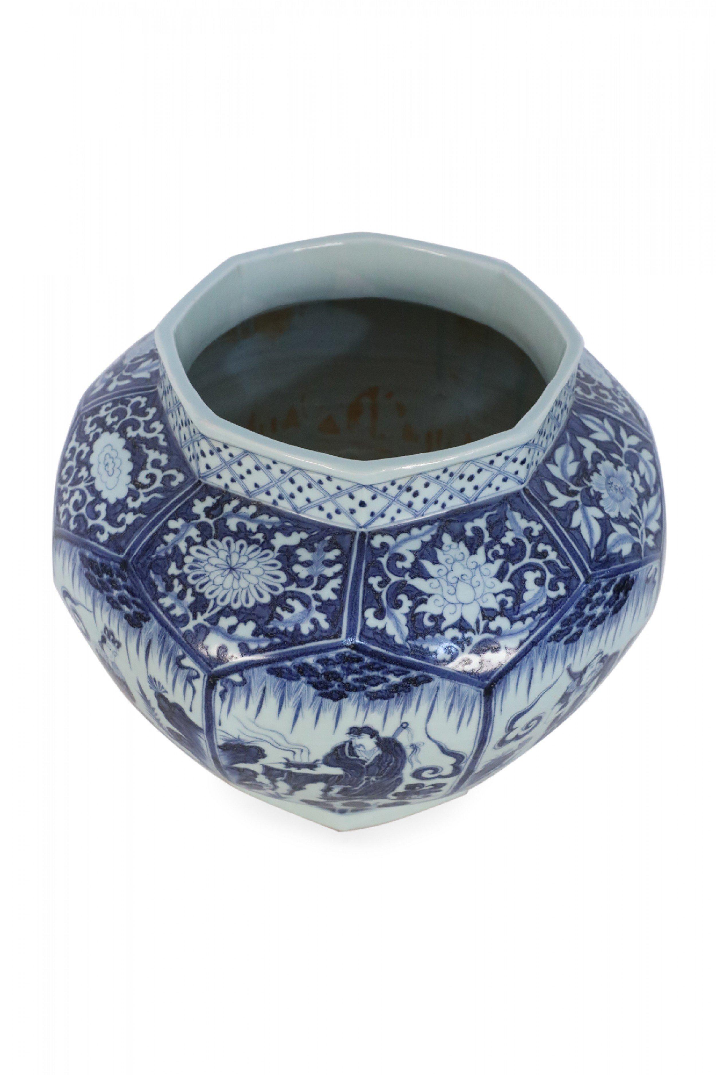 Chinese White and Blue Octagonal Porcelain Pot For Sale 4