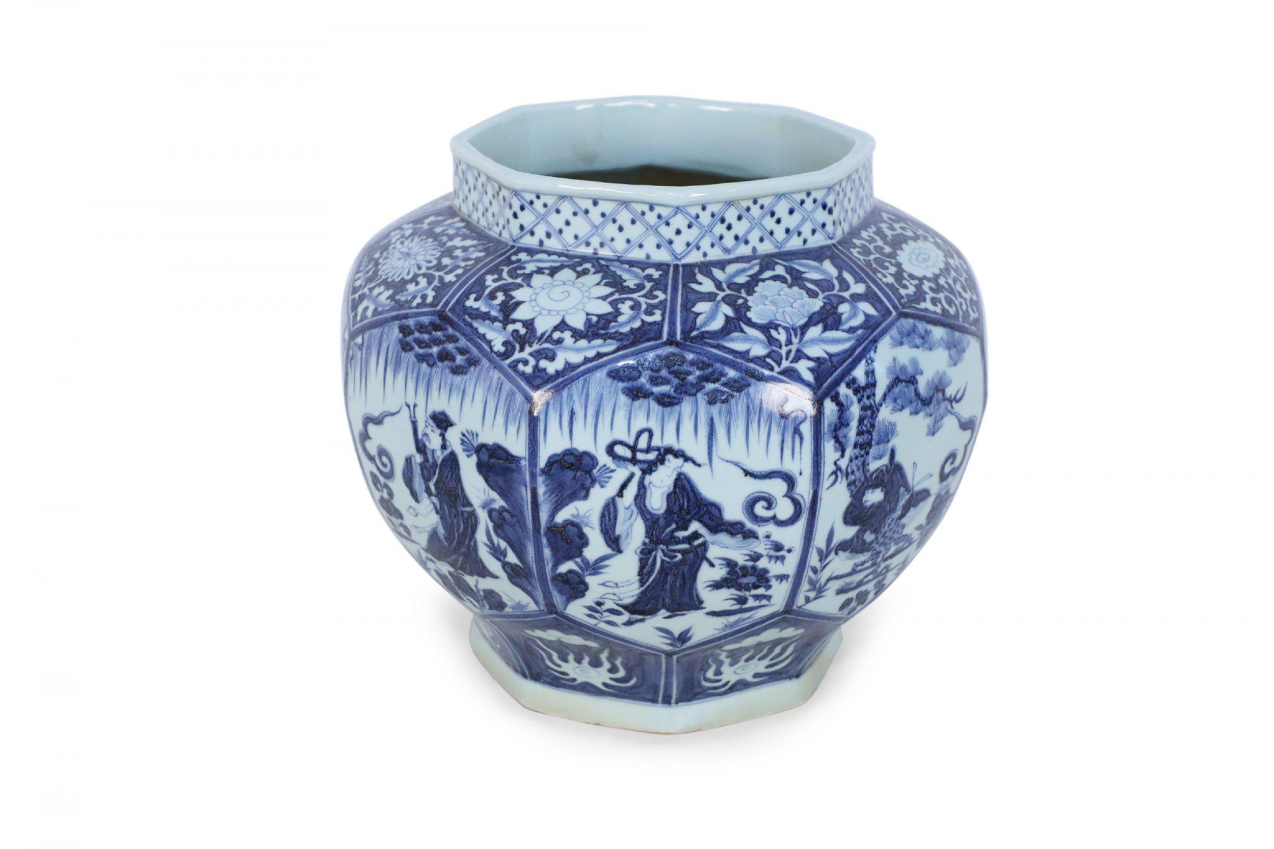 Chinese White and Blue Octagonal Porcelain Pot In Good Condition For Sale In Queens, NY