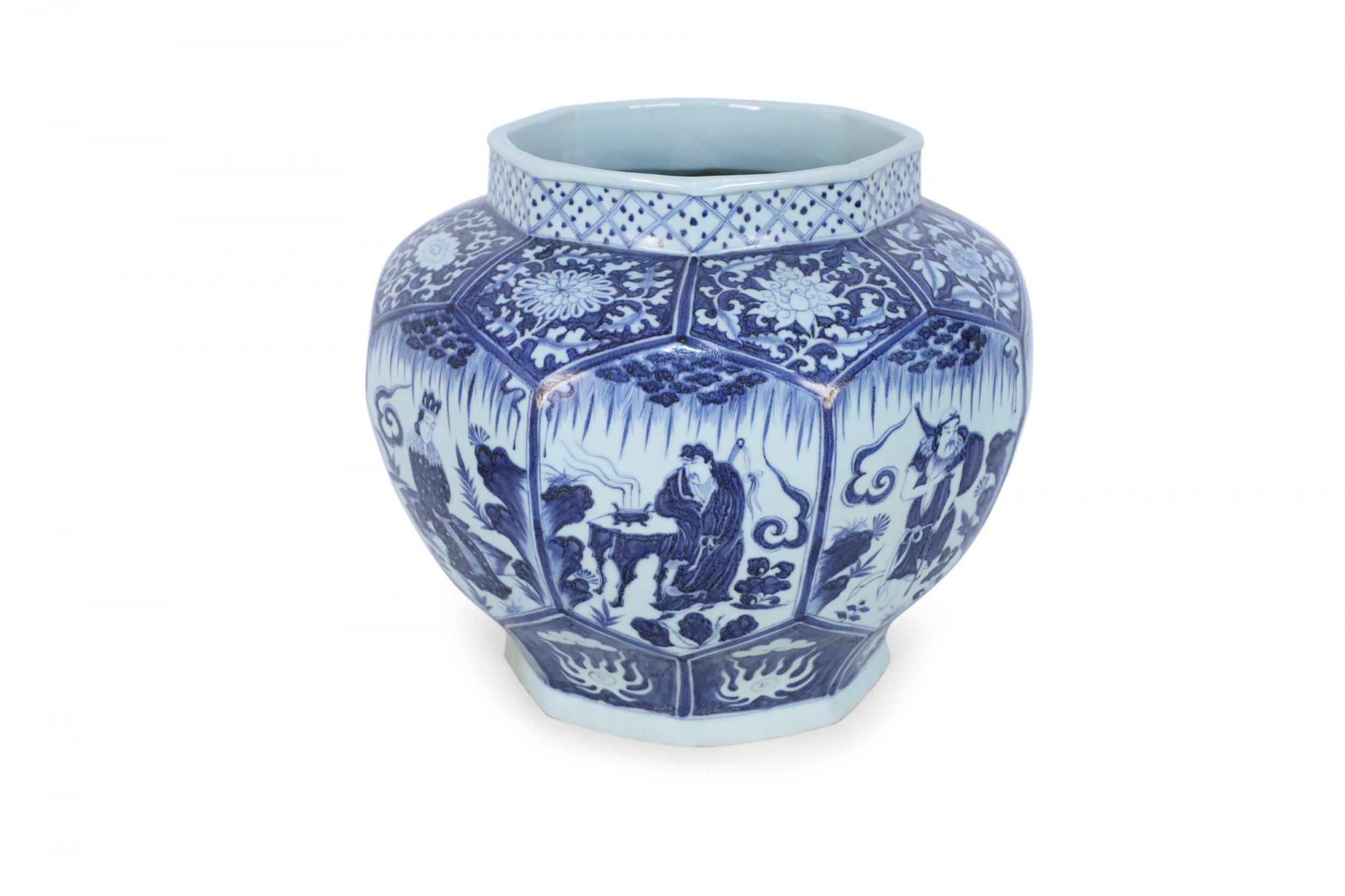 Chinese White and Blue Octagonal Porcelain Pot For Sale 1