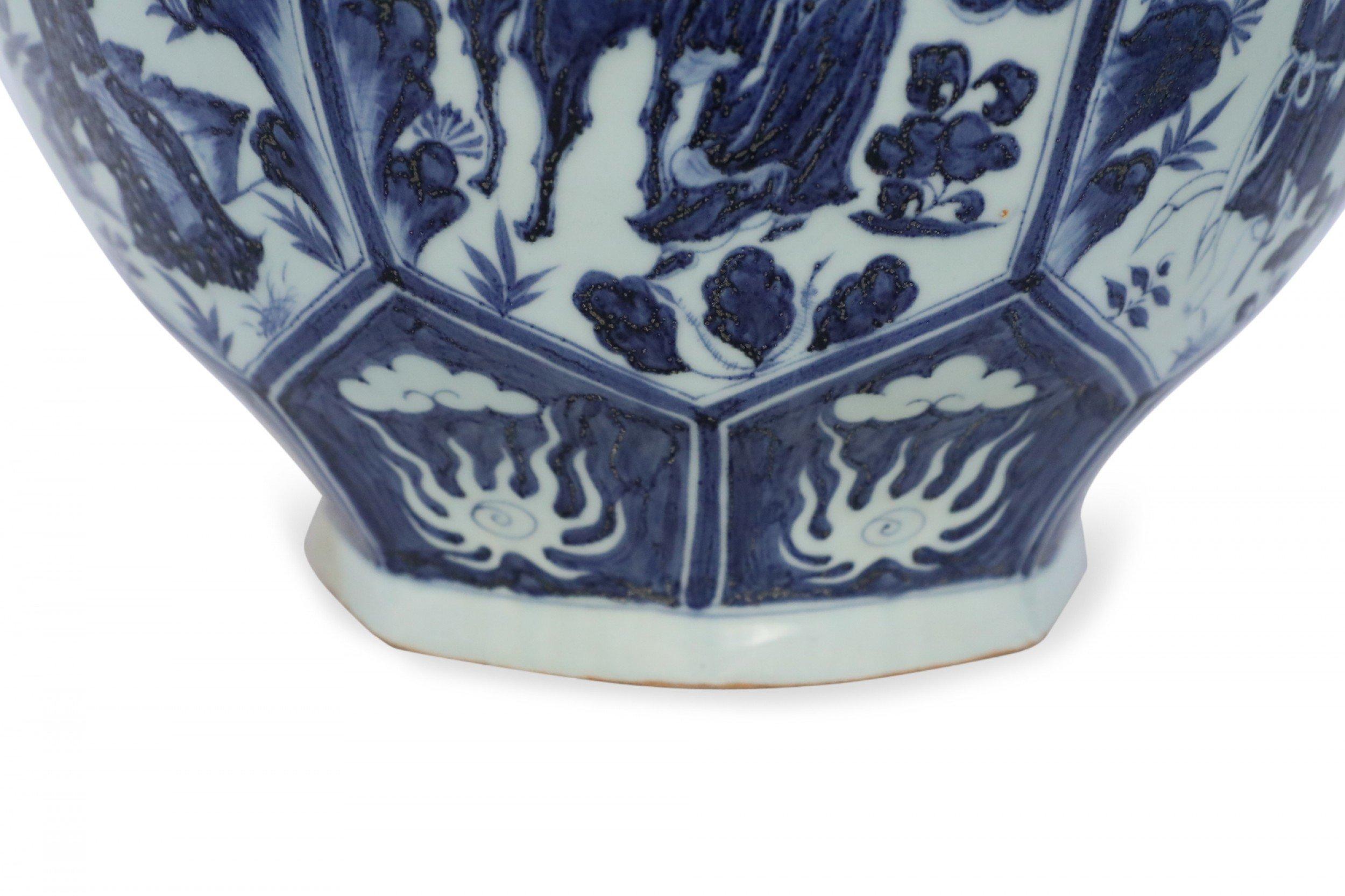Chinese White and Blue Octagonal Porcelain Pot For Sale 3