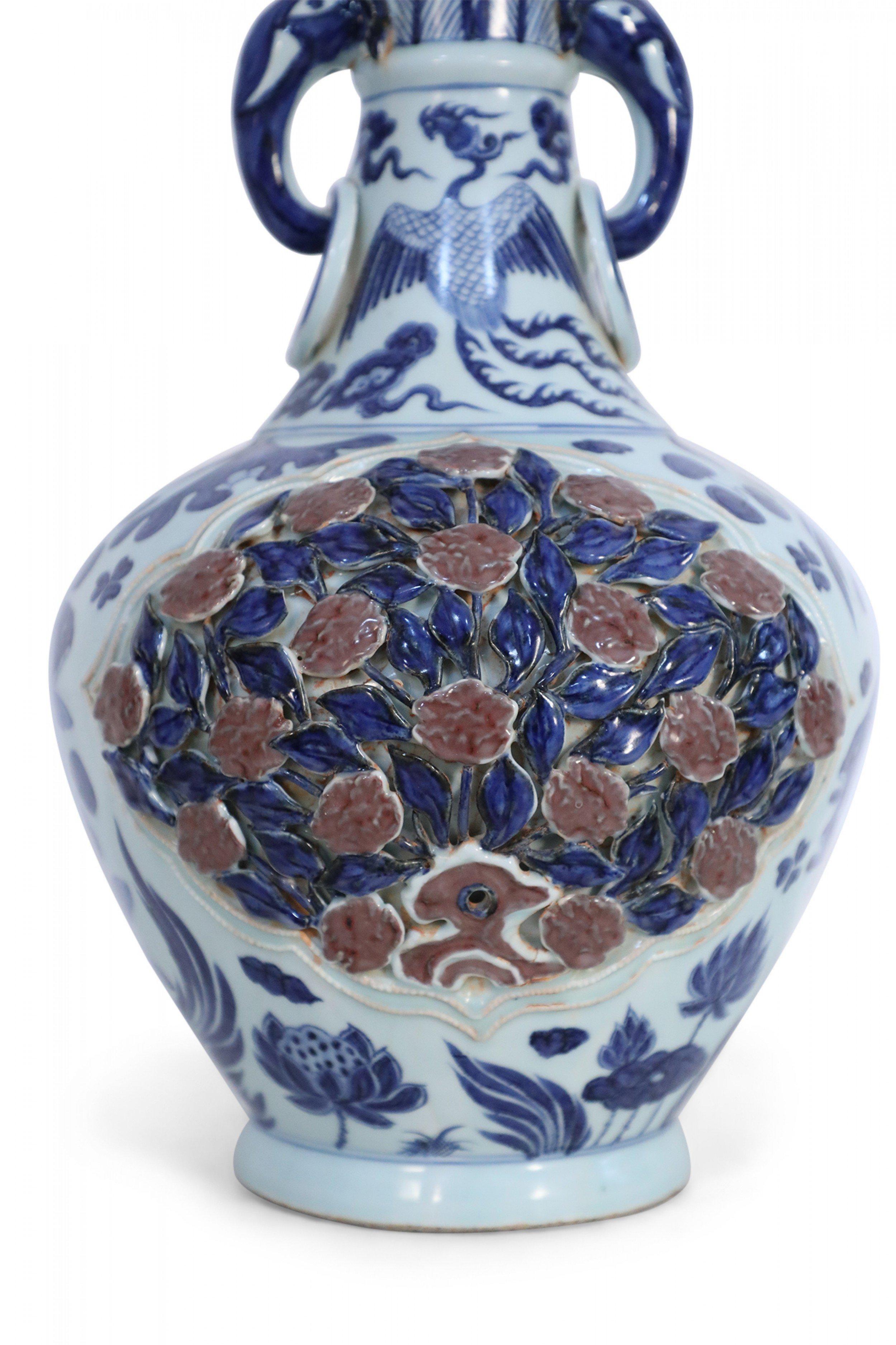 Vaso di porcellana cinese bianco e blu con disegno di cespuglio di rose in rilievo in vendita 1