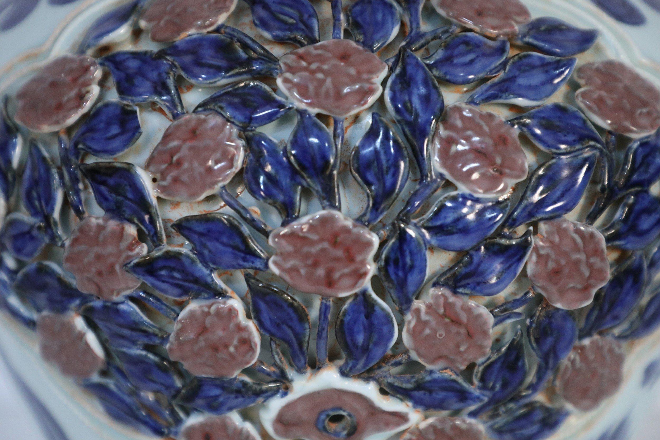 Vaso di porcellana cinese bianco e blu con disegno di cespuglio di rose in rilievo in vendita 2