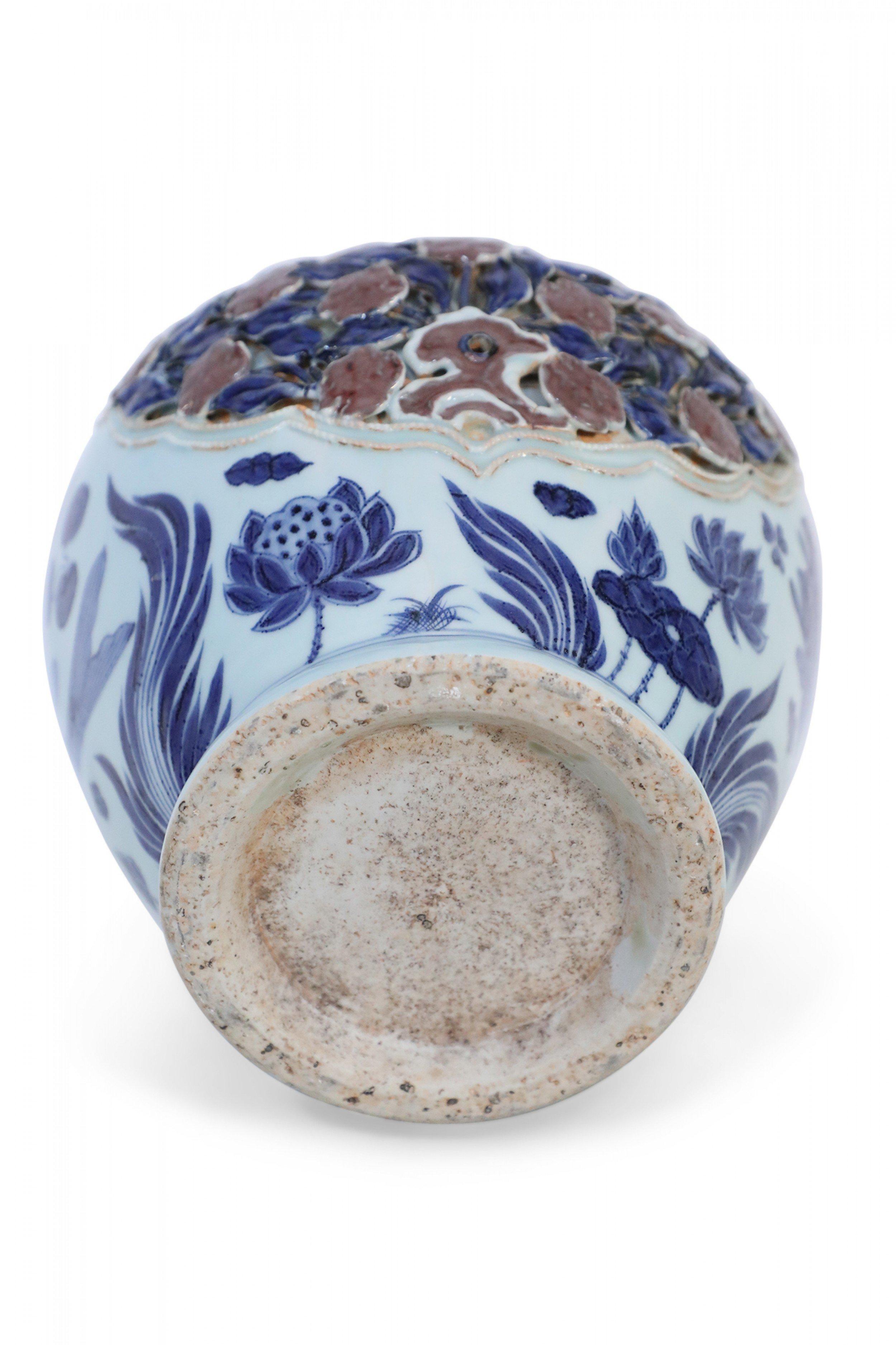 Vaso di porcellana cinese bianco e blu con disegno di cespuglio di rose in rilievo in vendita 5