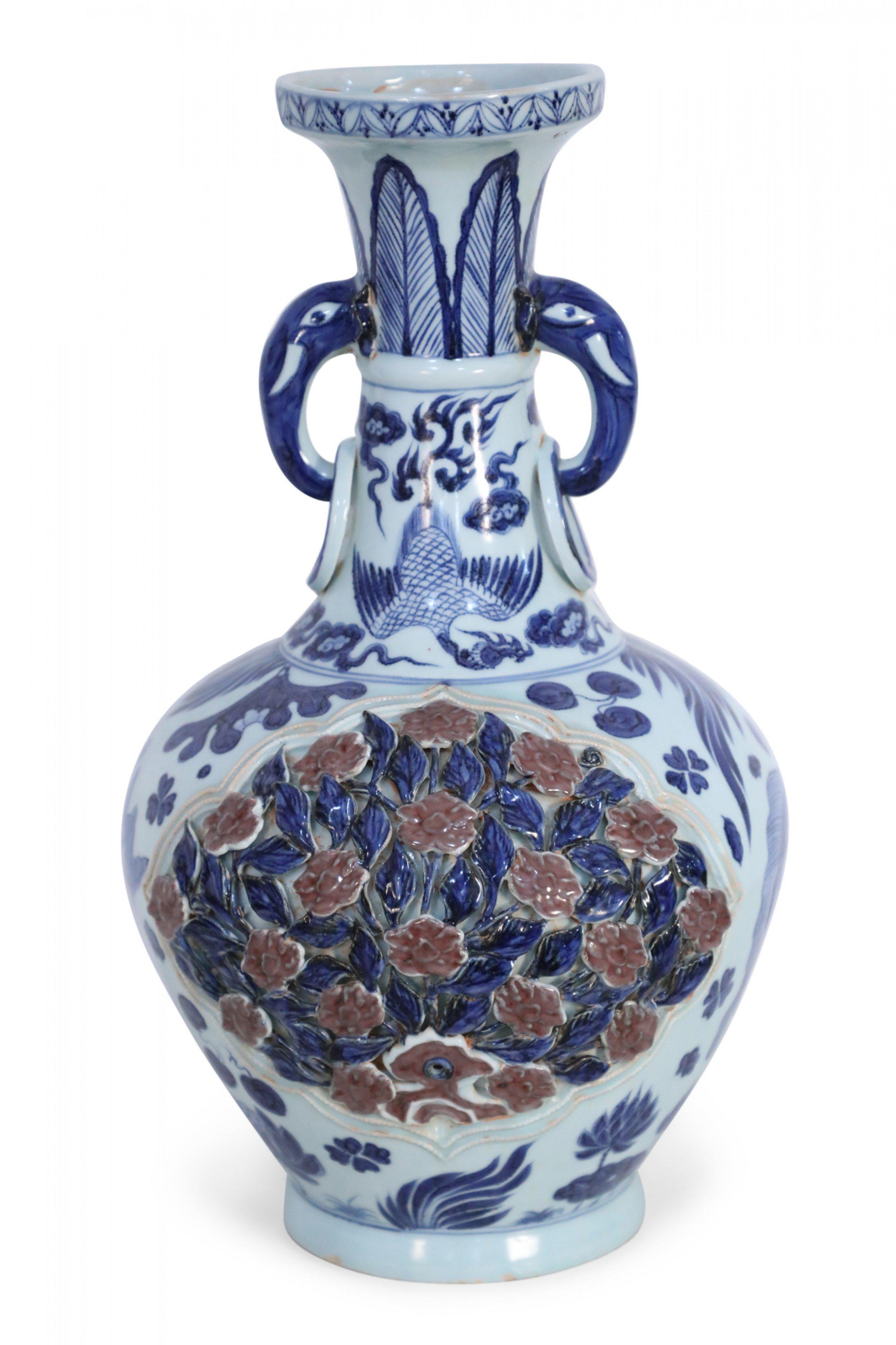 Cinese Vaso di porcellana cinese bianco e blu con disegno di cespuglio di rose in rilievo in vendita