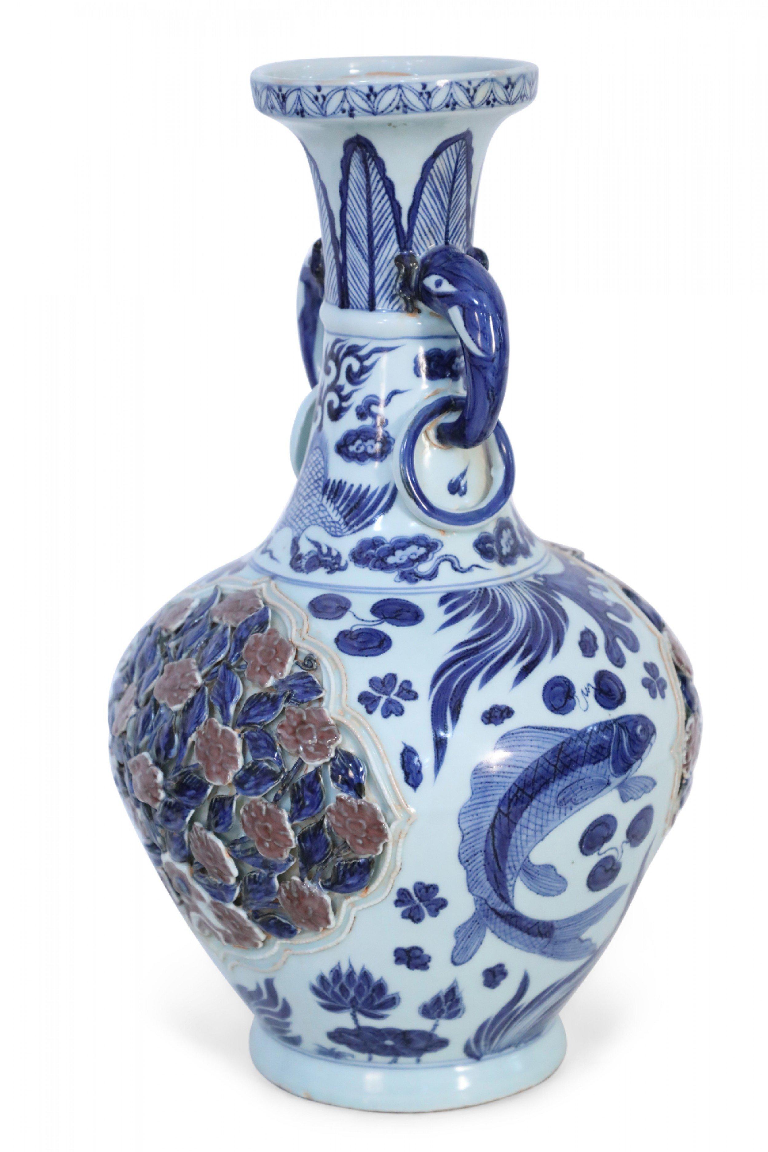Fatto a mano Vaso di porcellana cinese bianco e blu con disegno di cespuglio di rose in rilievo in vendita