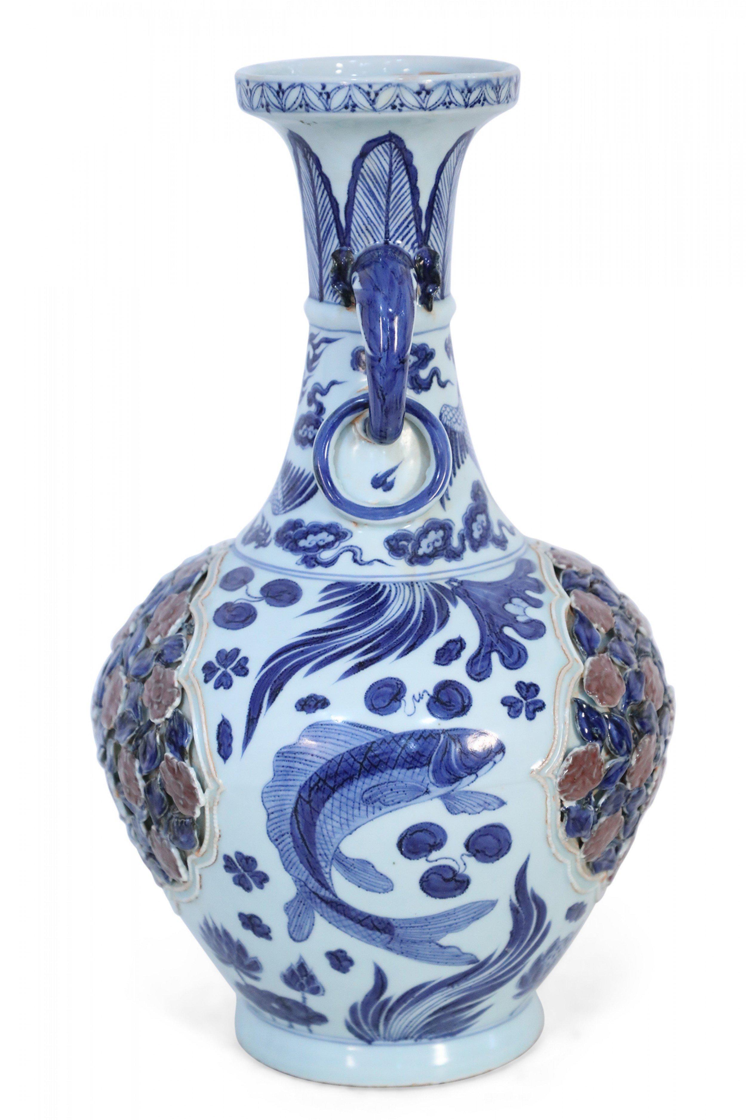 Vaso di porcellana cinese bianco e blu con disegno di cespuglio di rose in rilievo In condizioni buone in vendita a Queens, NY
