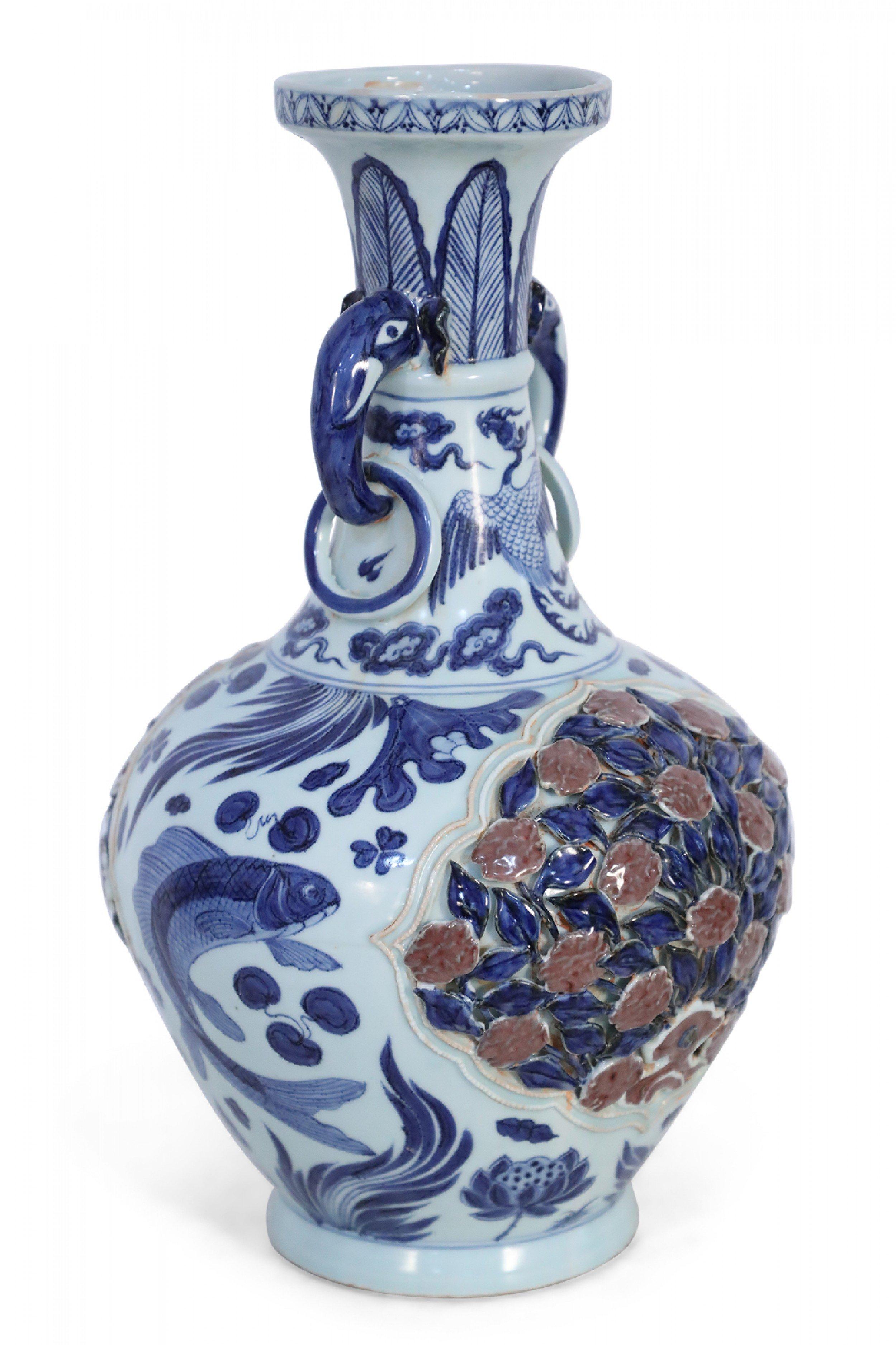 XX secolo Vaso di porcellana cinese bianco e blu con disegno di cespuglio di rose in rilievo in vendita
