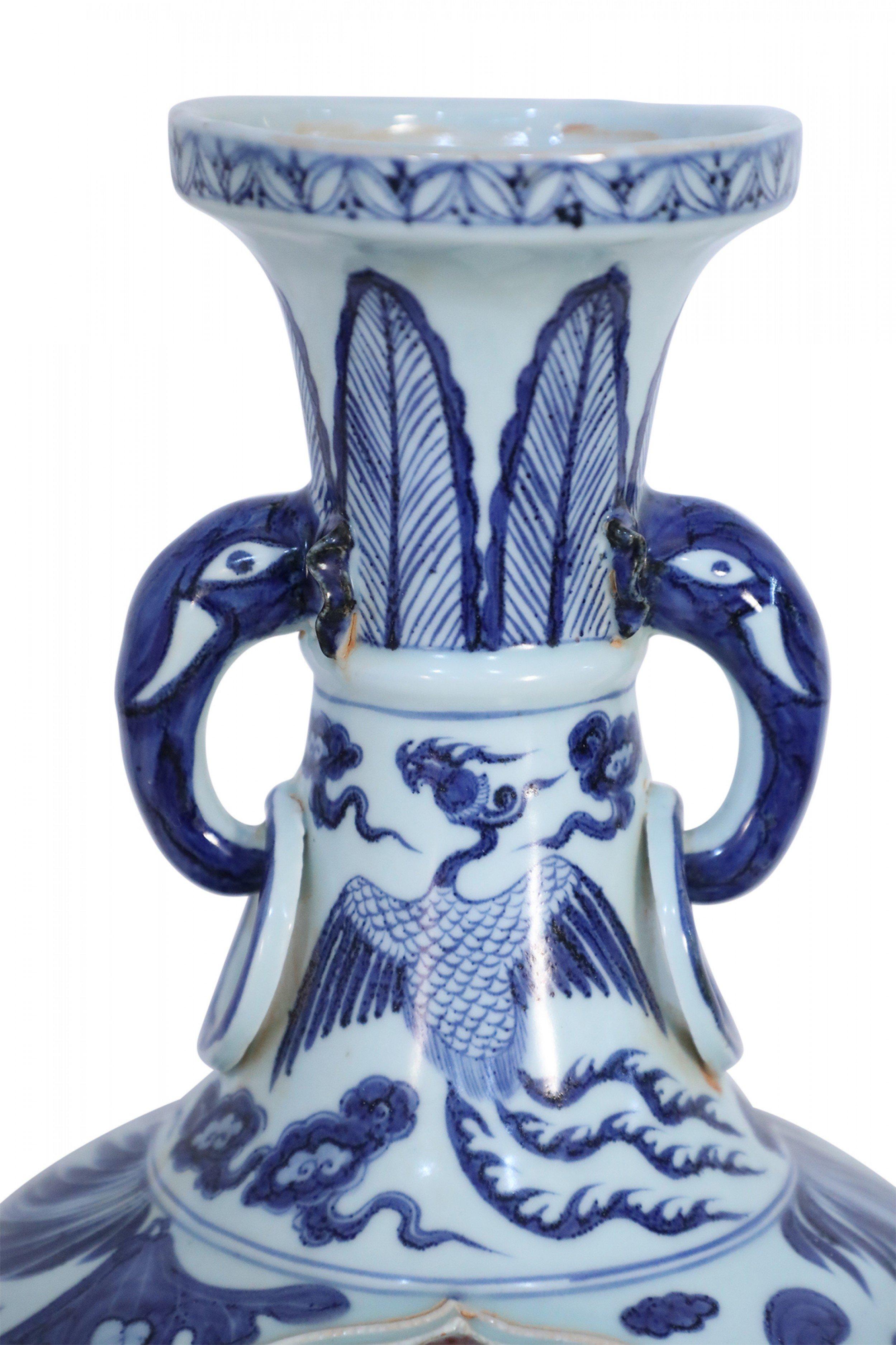 Porcellana Vaso di porcellana cinese bianco e blu con disegno di cespuglio di rose in rilievo in vendita