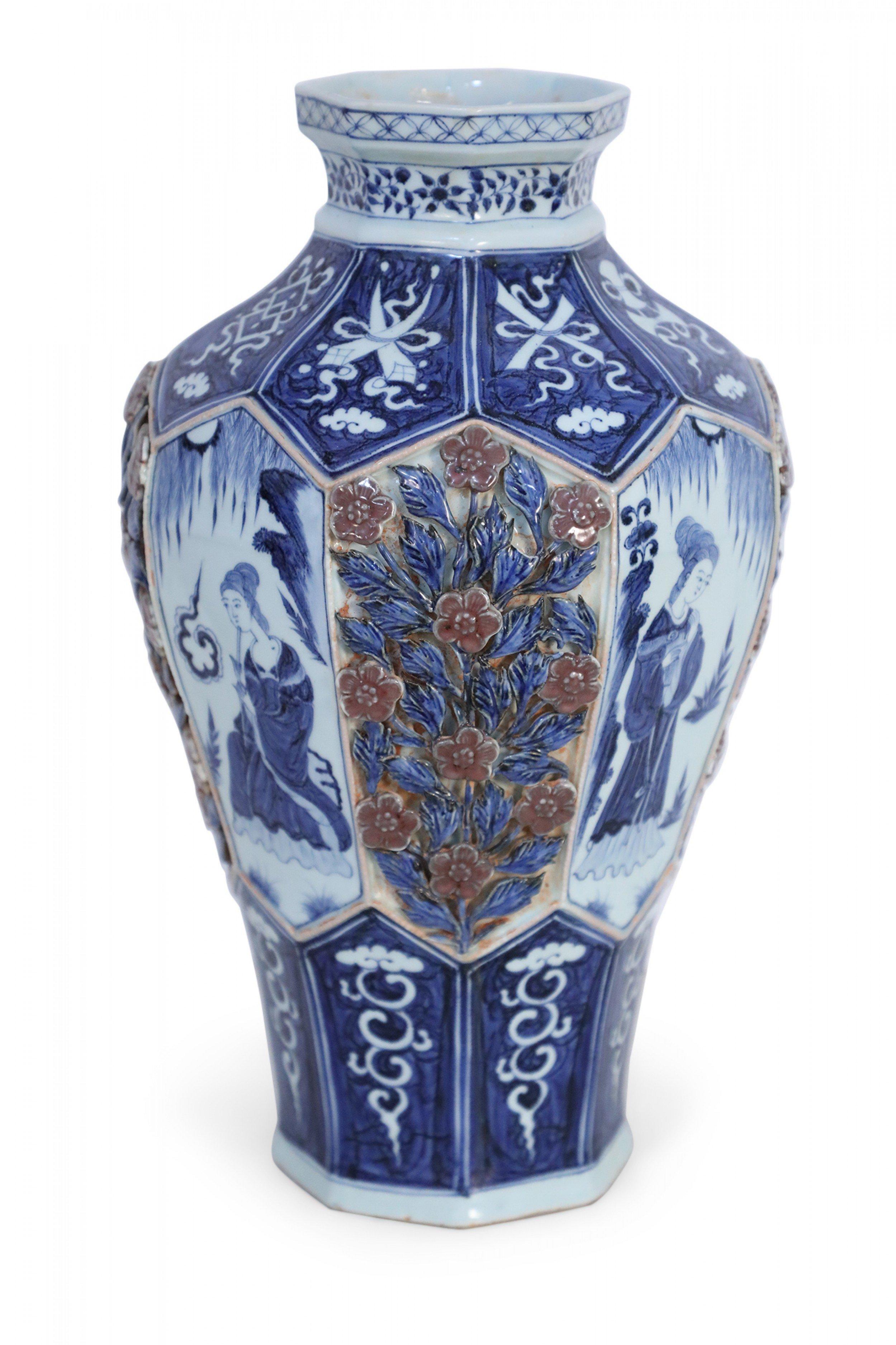 Vase octogonal chinois blanc et bleu à motif de roses surélevées en vente 2