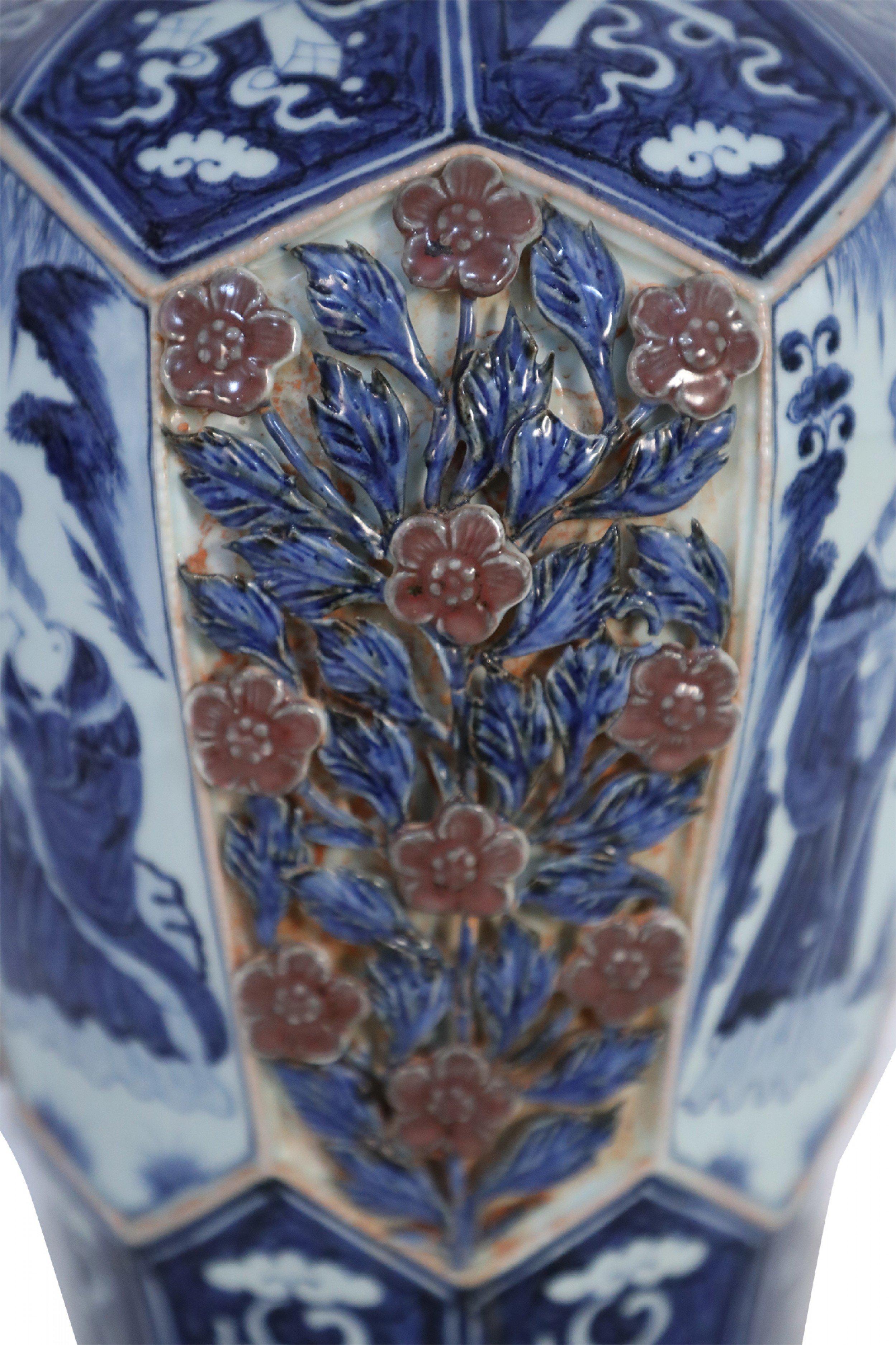 Vase octogonal chinois blanc et bleu à motif de roses surélevées en vente 3