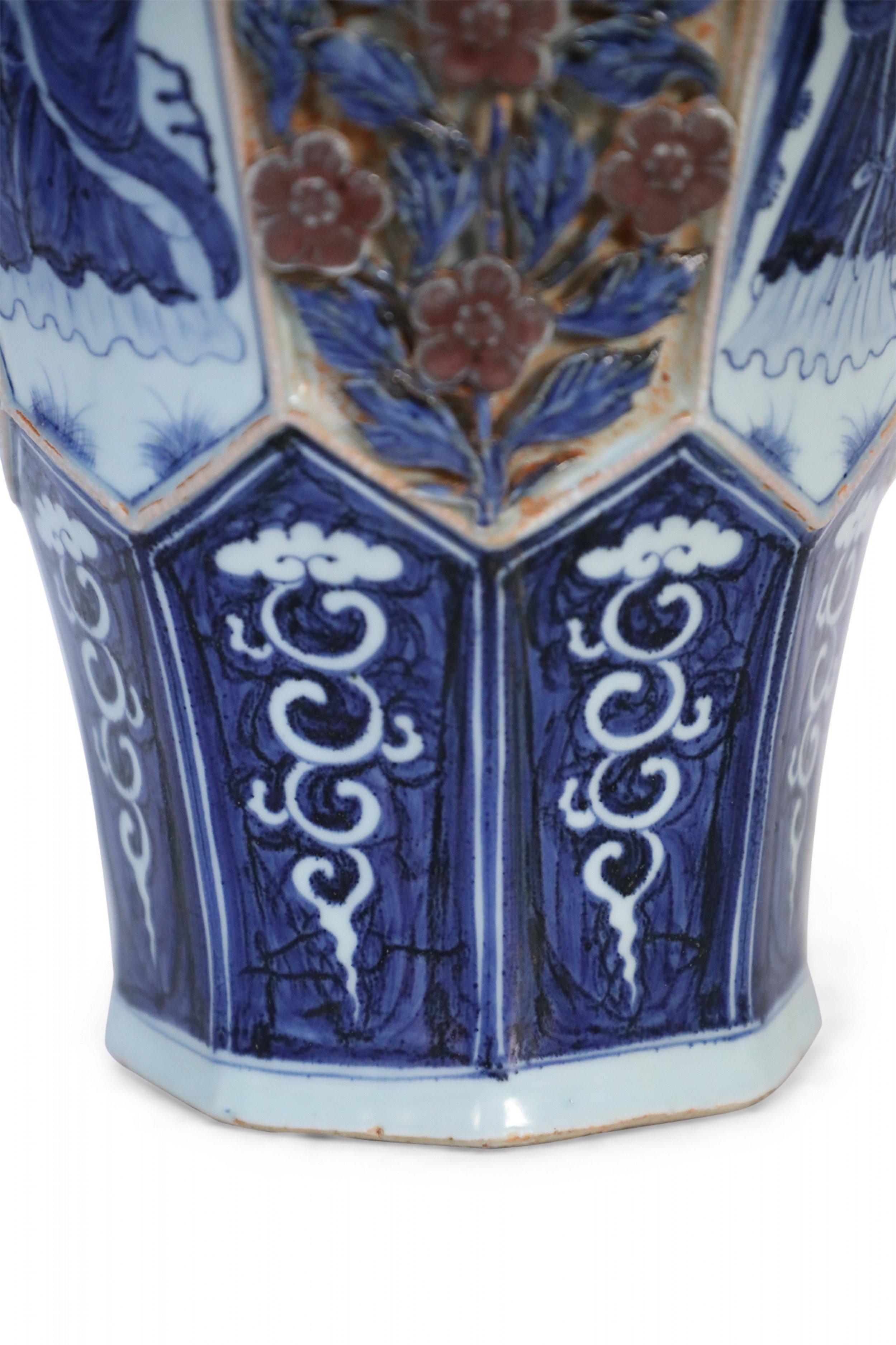 Vase octogonal chinois blanc et bleu à motif de roses surélevées en vente 4