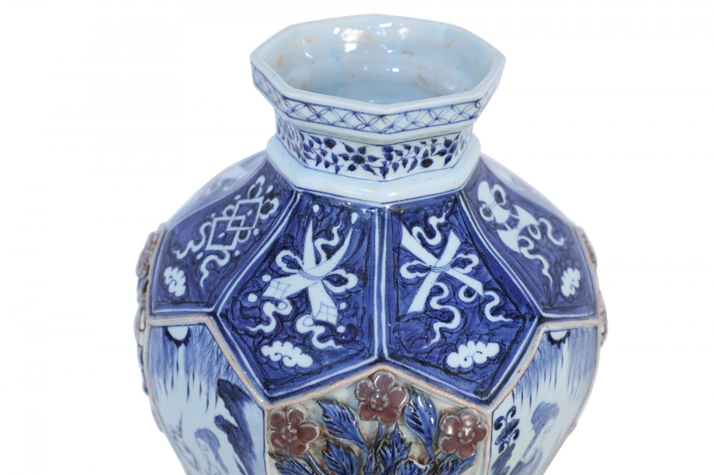 Vase octogonal chinois blanc et bleu à motif de roses surélevées en vente 6