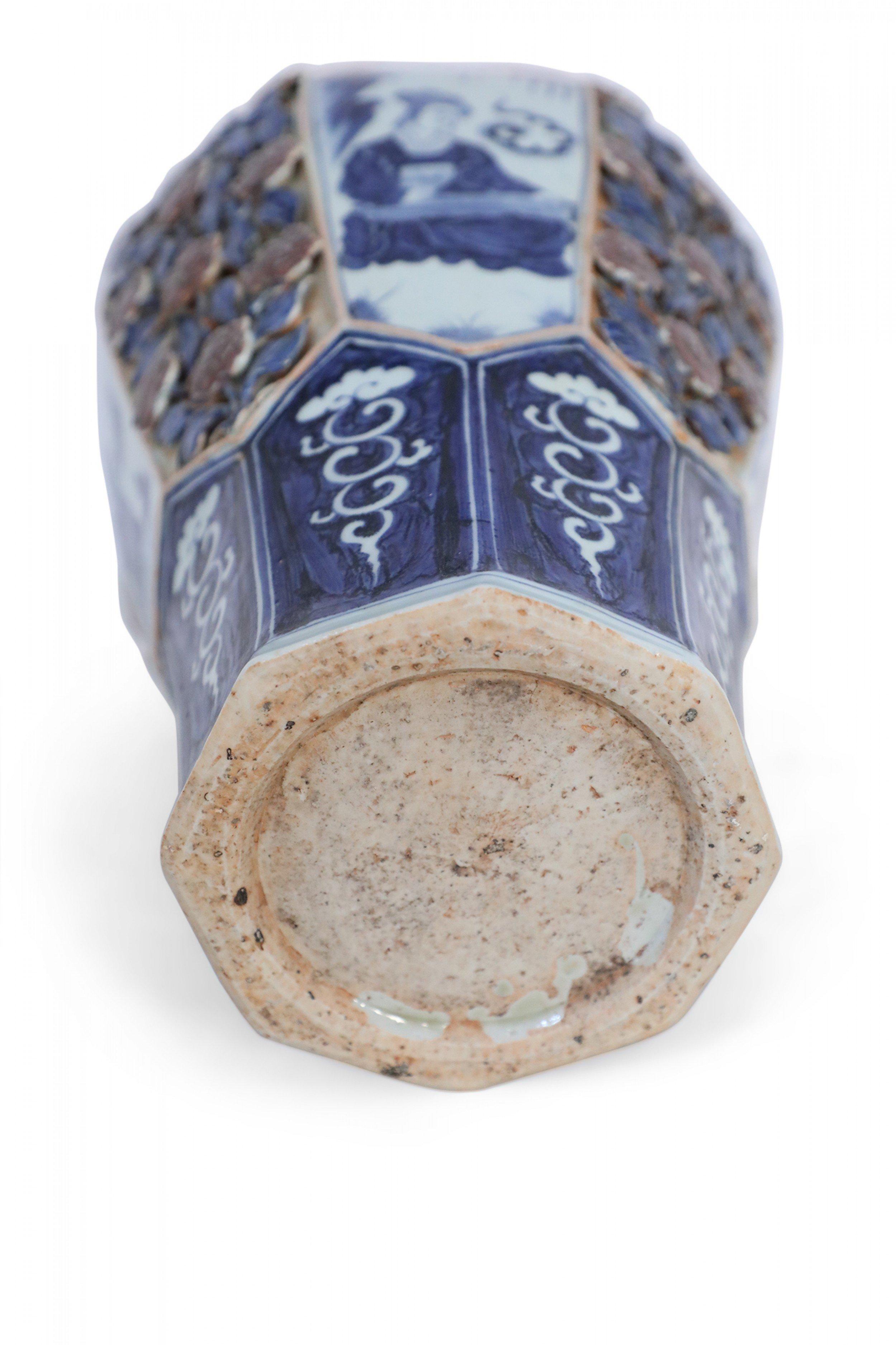 Vase octogonal chinois blanc et bleu à motif de roses surélevées en vente 8