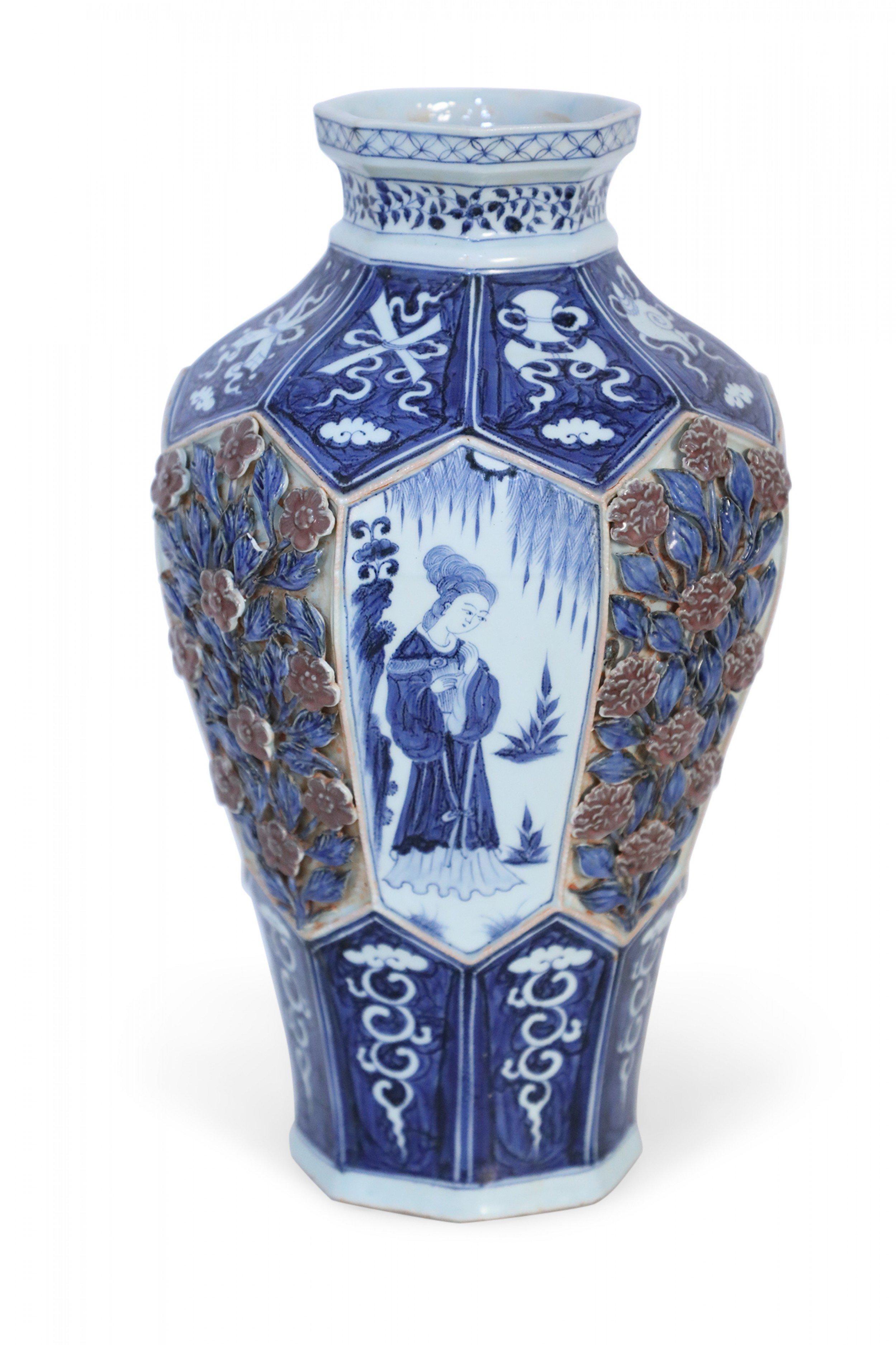 Ming Vase octogonal chinois blanc et bleu à motif de roses surélevées en vente