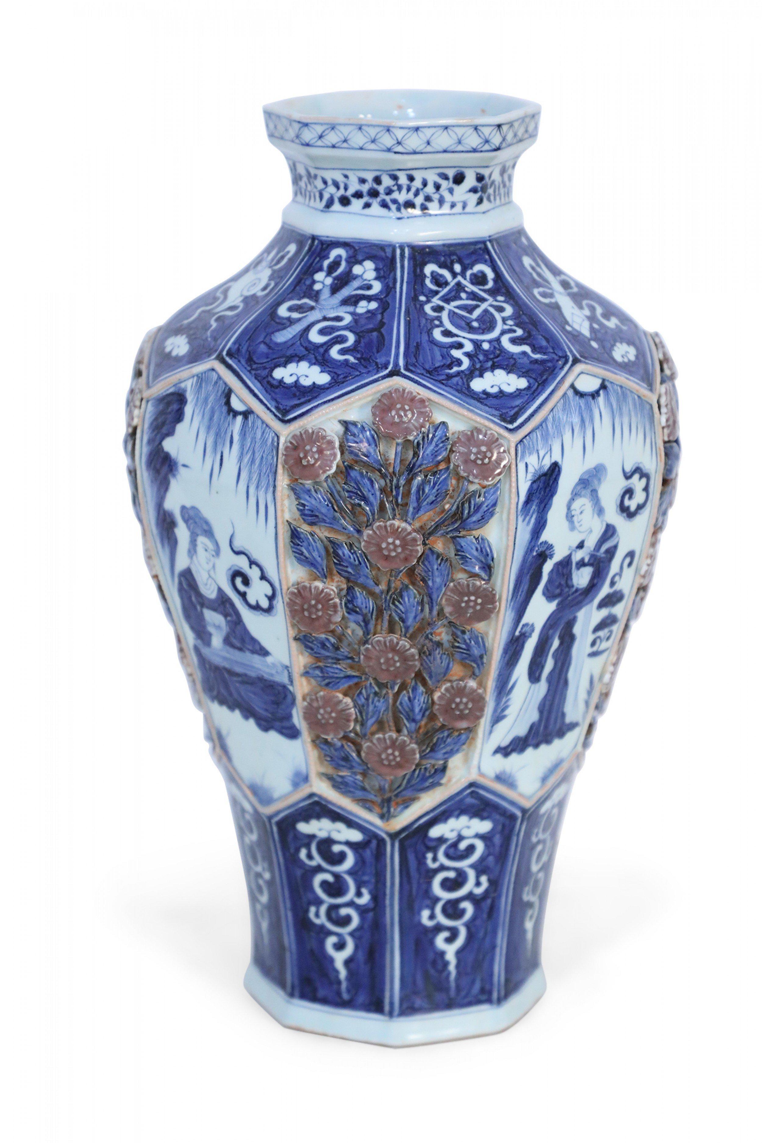 Vase octogonal chinois blanc et bleu à motif de roses surélevées Bon état - En vente à Queens, NY