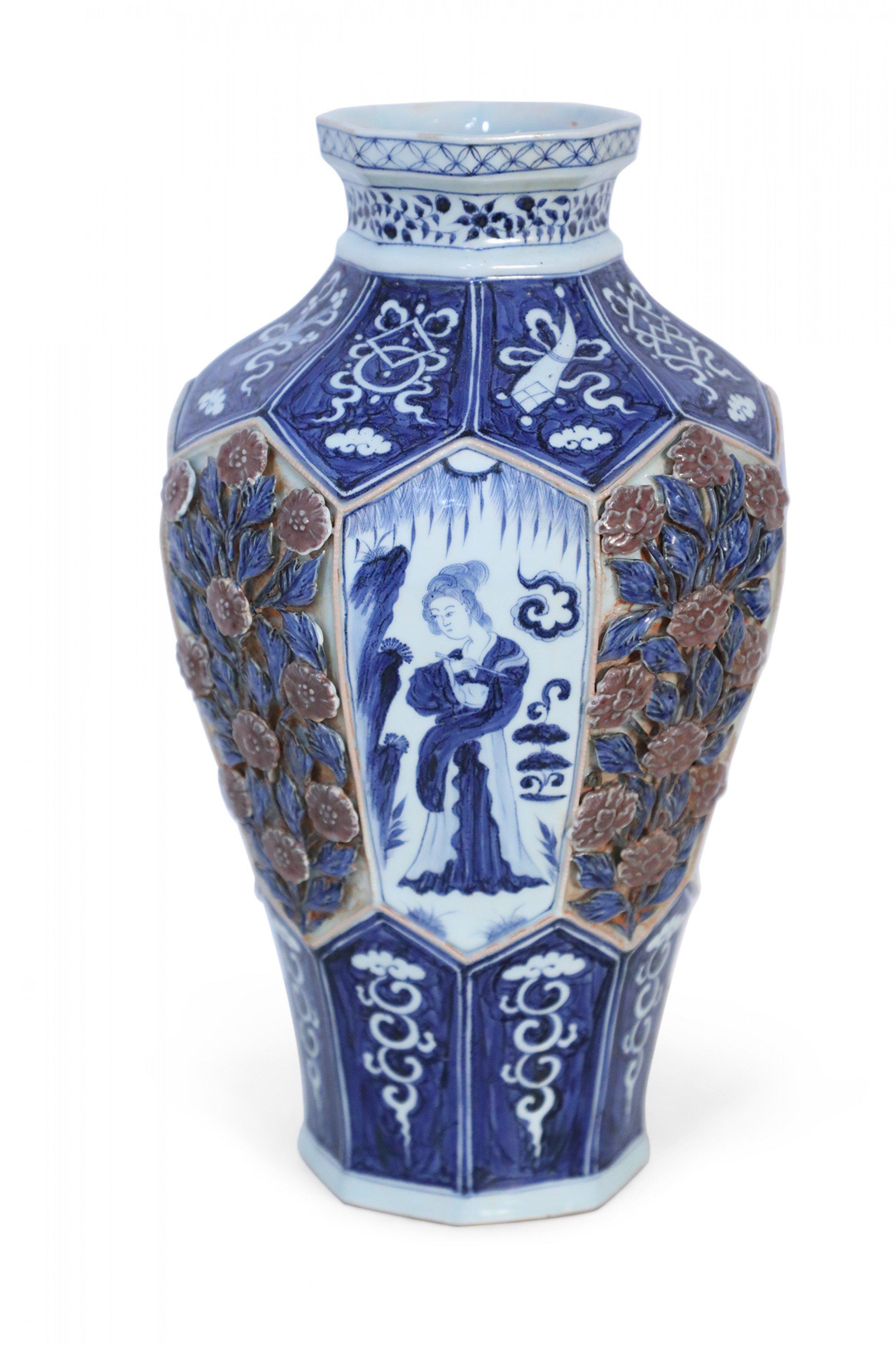 20ième siècle Vase octogonal chinois blanc et bleu à motif de roses surélevées en vente