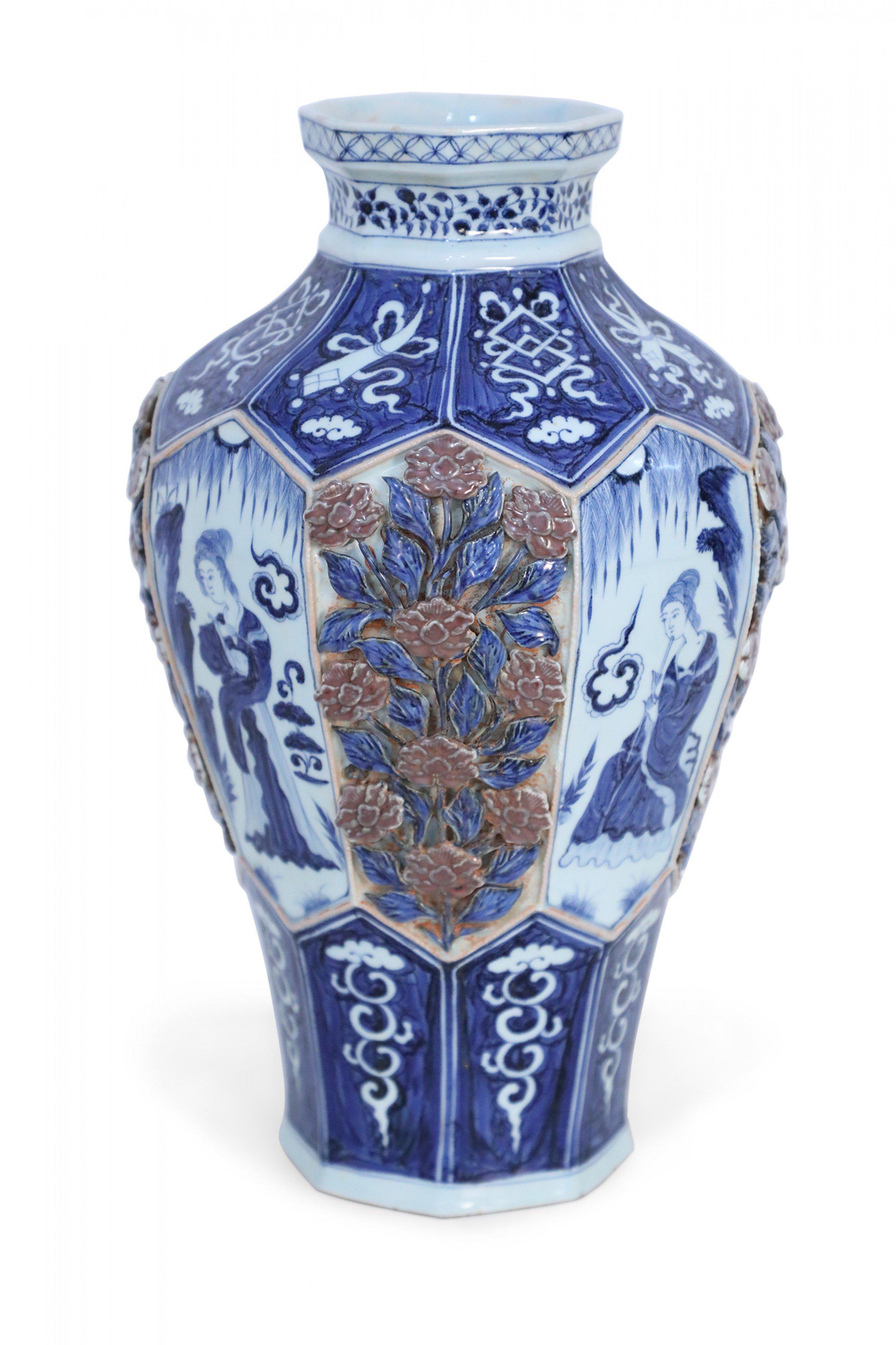 Porcelaine Vase octogonal chinois blanc et bleu à motif de roses surélevées en vente