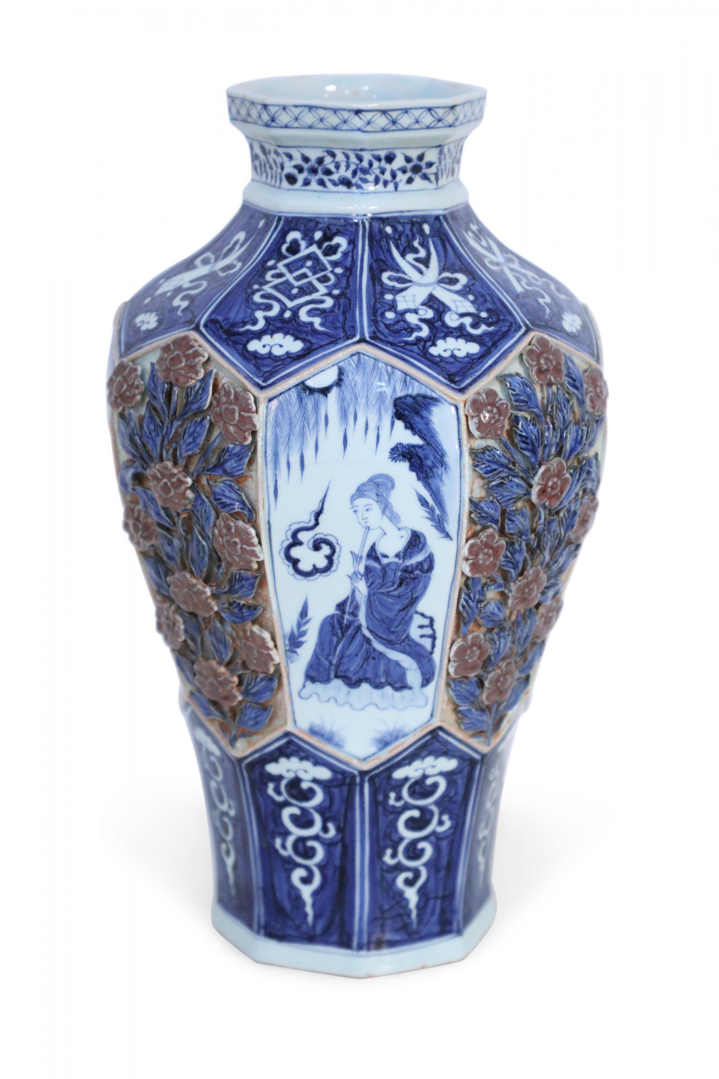 Vase octogonal chinois blanc et bleu à motif de roses surélevées en vente 1