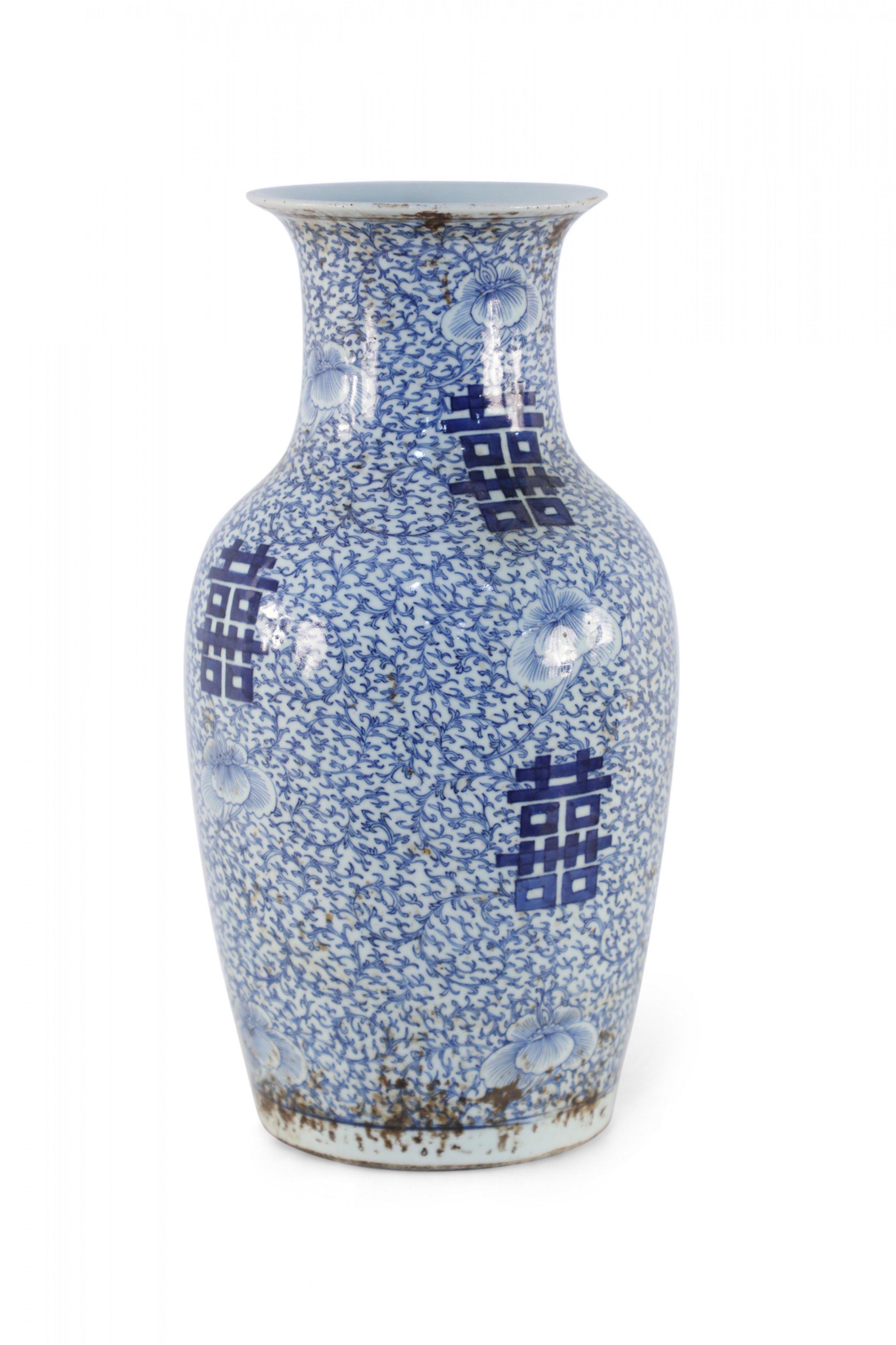 Exportation chinoise Urne chinoise en porcelaine à motif de vigne blanche et bleue en vente