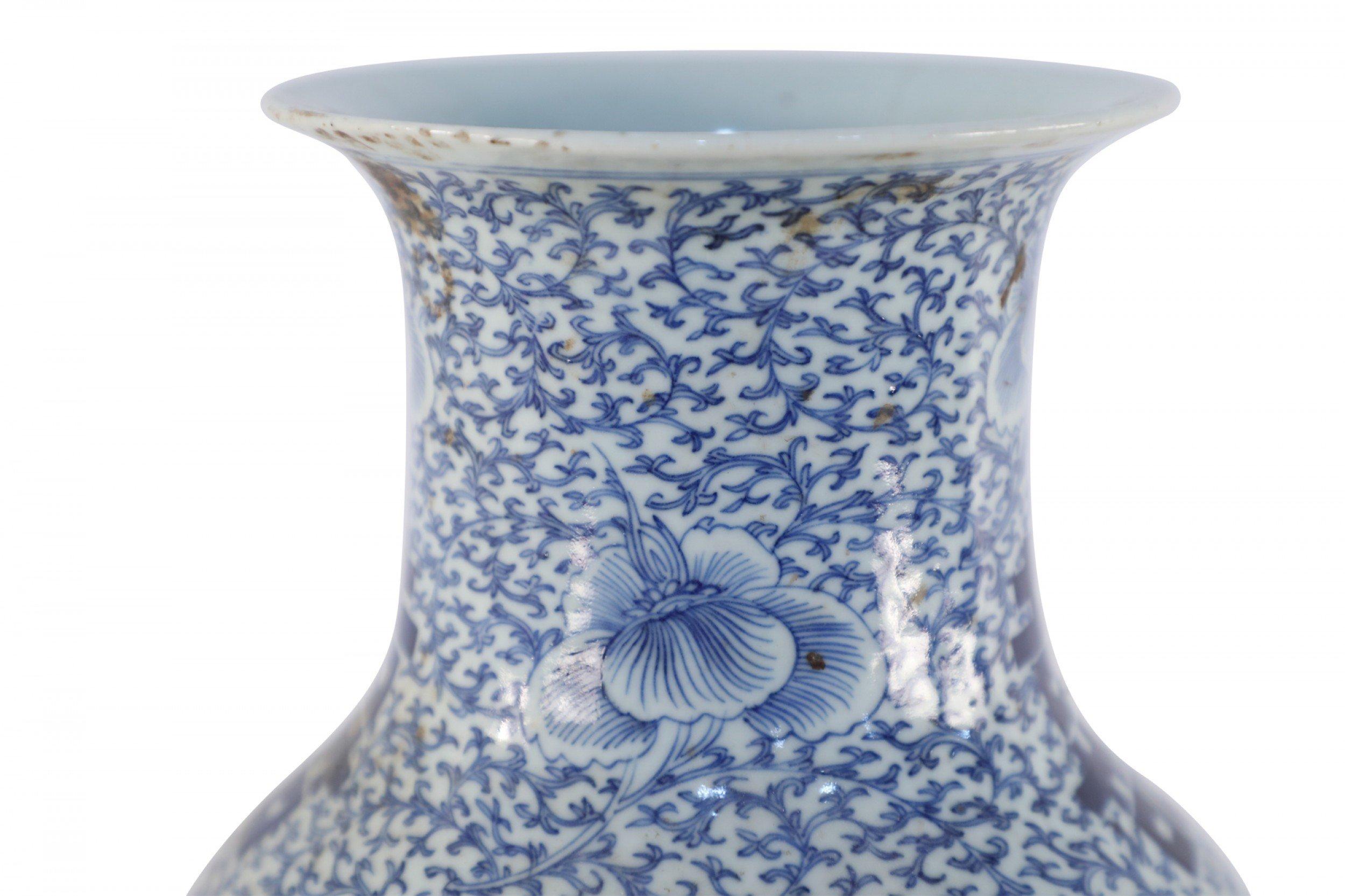 Urne chinoise en porcelaine à motif de vigne blanche et bleue en vente 1