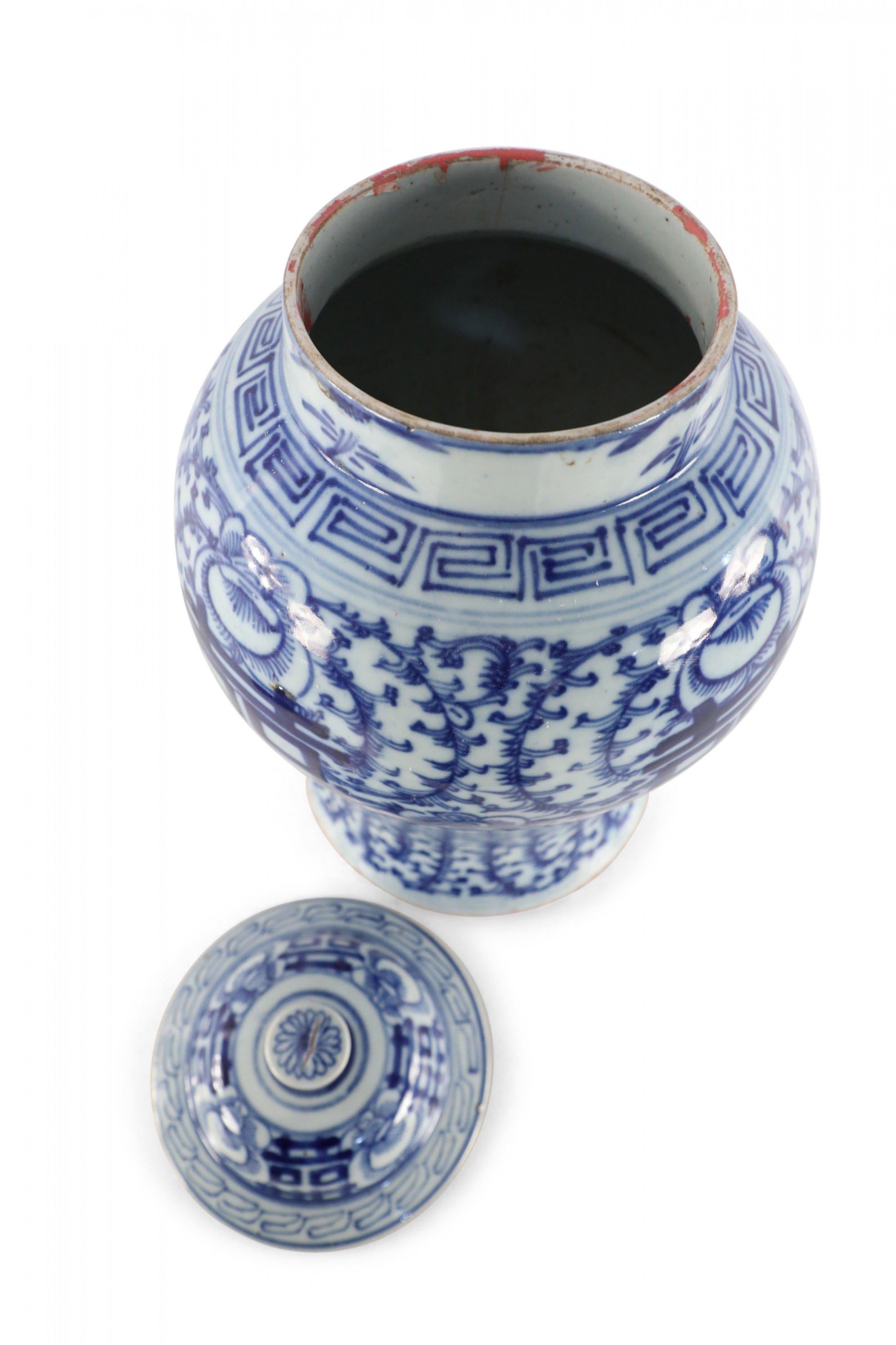 Exportation chinoise Pots à gingembre chinois en porcelaine à couvercle à motif de vigne blanche et bleue en vente