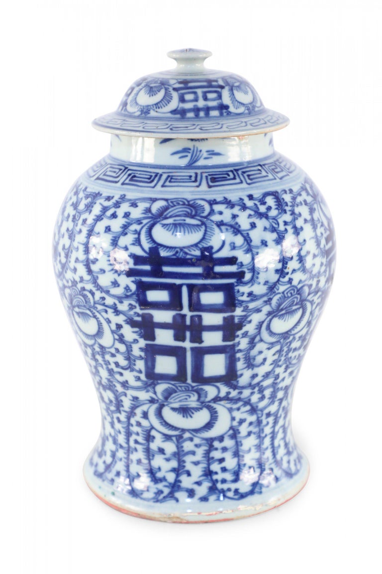 20th Century Chinese White and Blue Vine Motif Lidded Porcelain Ginger Jars For Sale