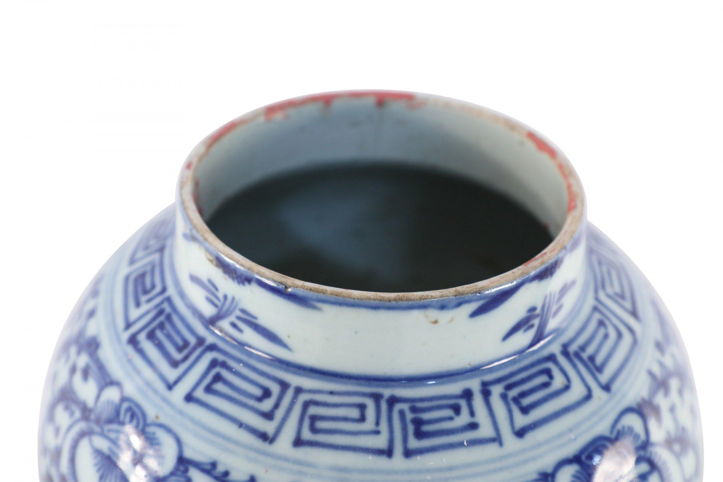 20ième siècle Pots à gingembre chinois en porcelaine à couvercle à motif de vigne blanche et bleue en vente