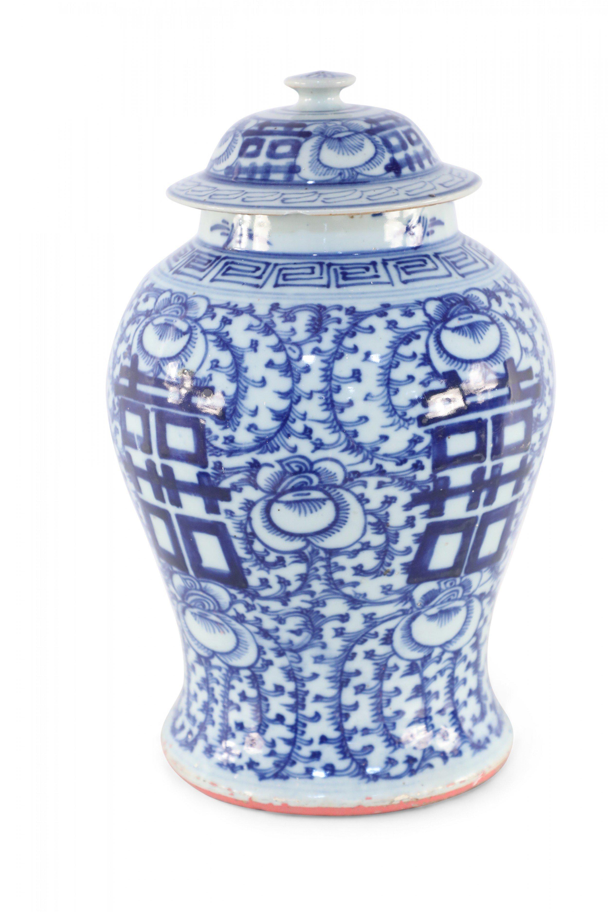 Porcelaine Pots à gingembre chinois en porcelaine à couvercle à motif de vigne blanche et bleue en vente