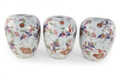 Jarres chinoises en porcelaine blanche et à motifs floraux