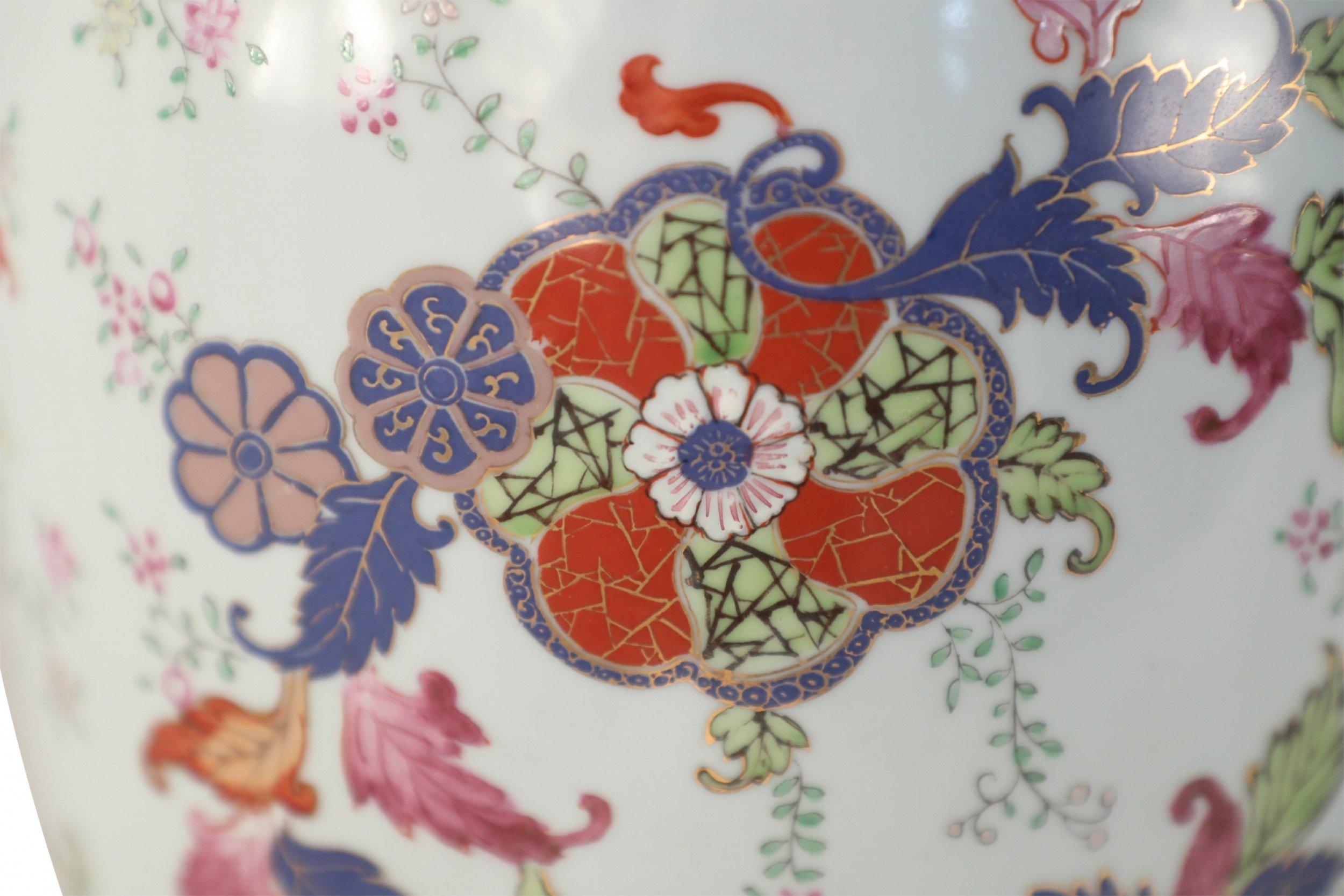 Chinese White and Floral Pattern Porcelain Jars In Good Condition For Sale In New York, NY