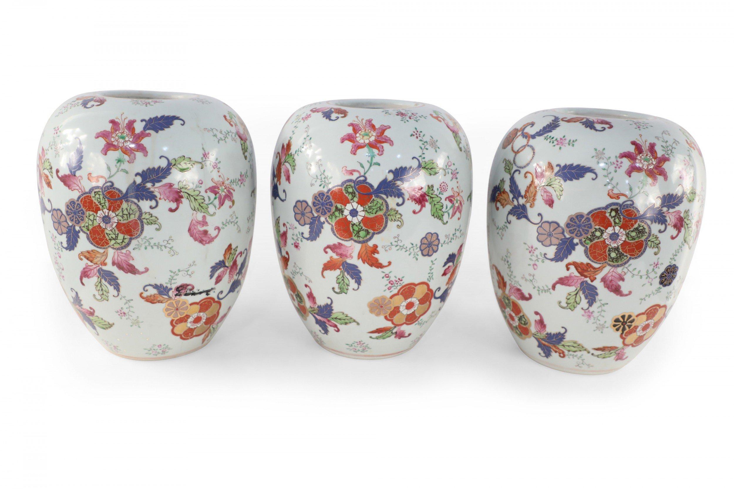 Chinese White and Floral Pattern Porcelain Jars For Sale 1