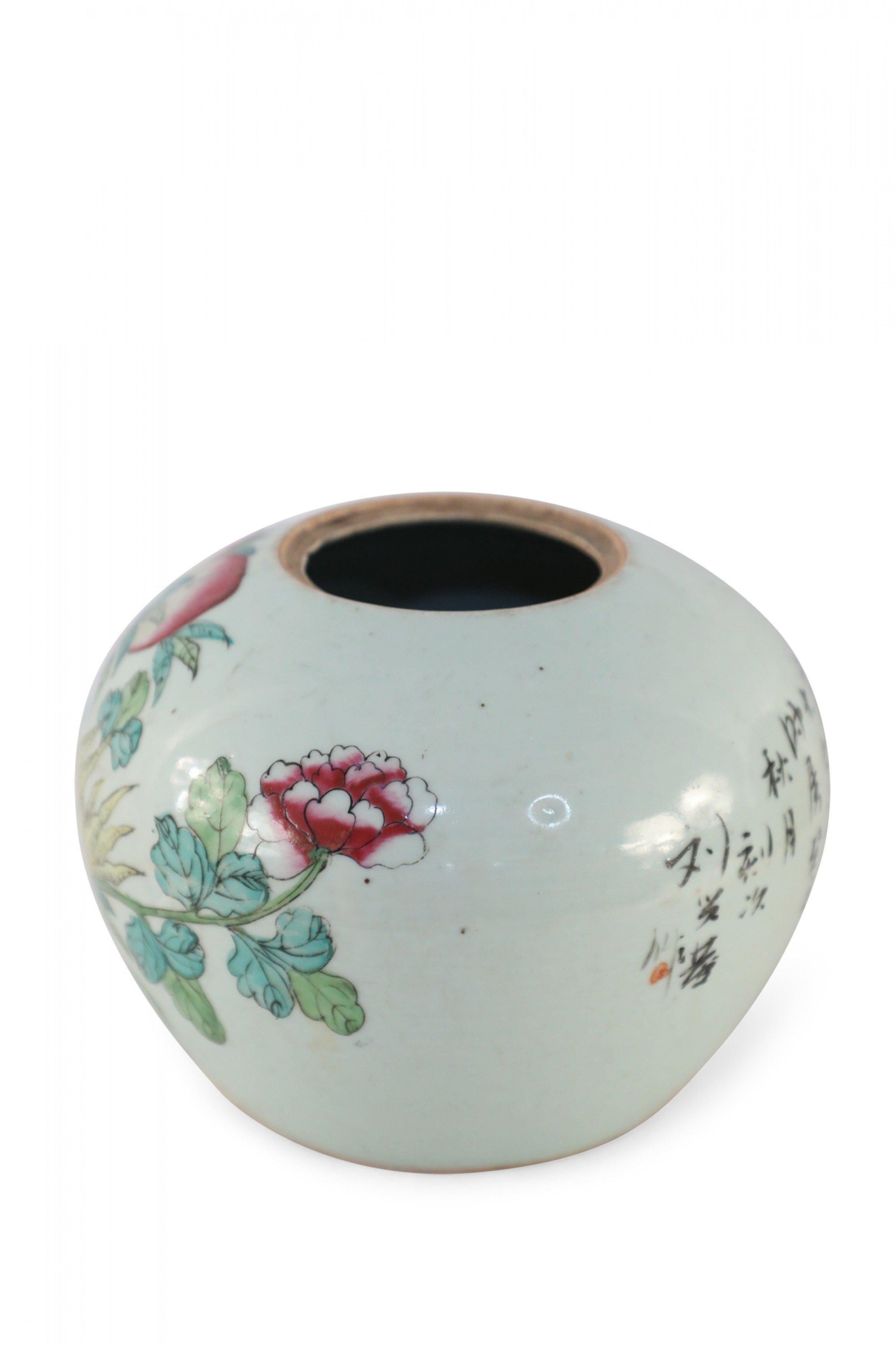 Vase bas et arrondi en porcelaine de Chine (début du 20e siècle), connu sous le nom de jarre à pastèque, peint de fleurs colorées et florissantes sur une face et de caractères sur l'autre.
  