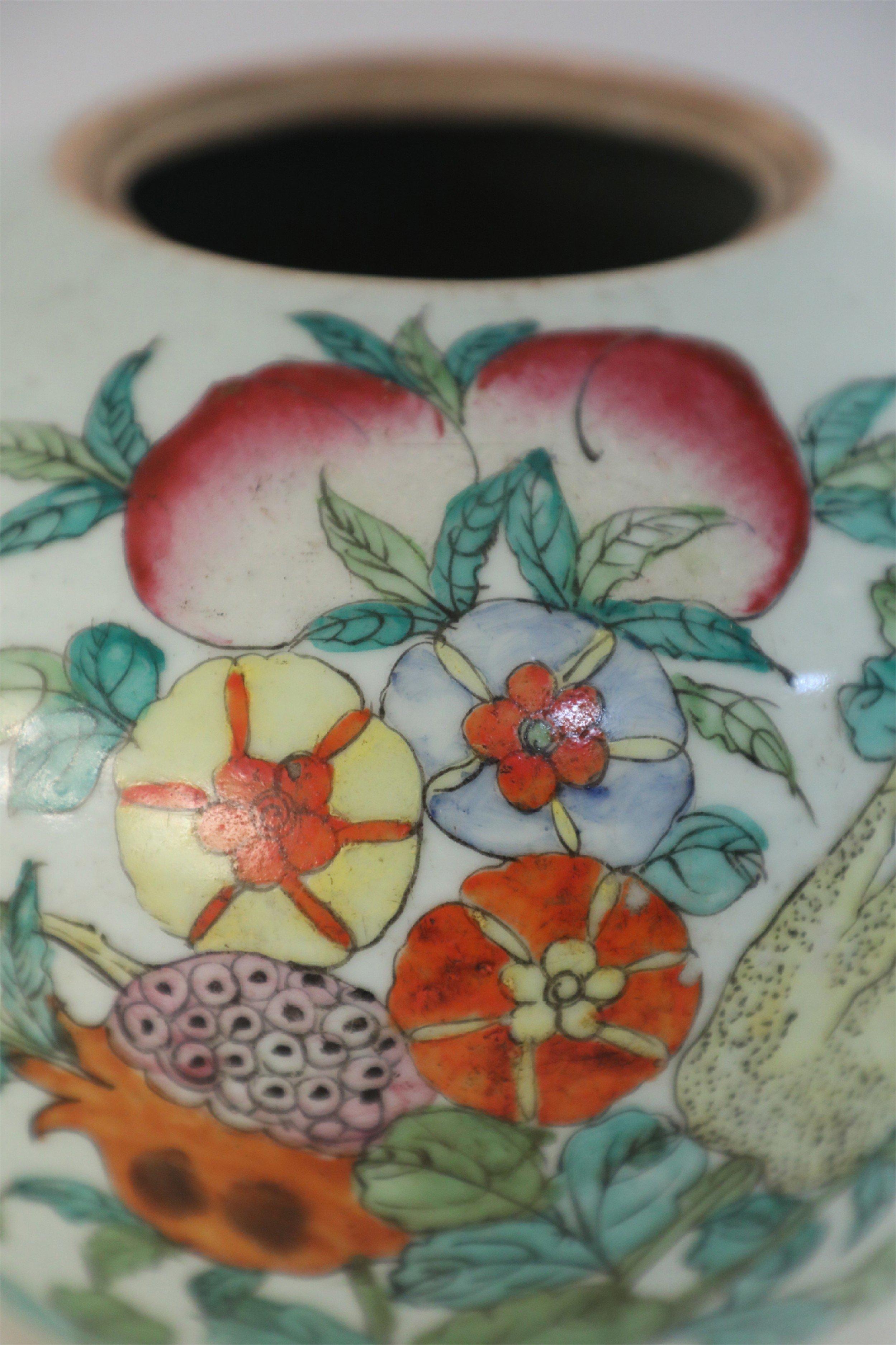 20ième siècle Pot à melon d'eau en porcelaine de Chine arrondi, blanc et à fleurs en vente