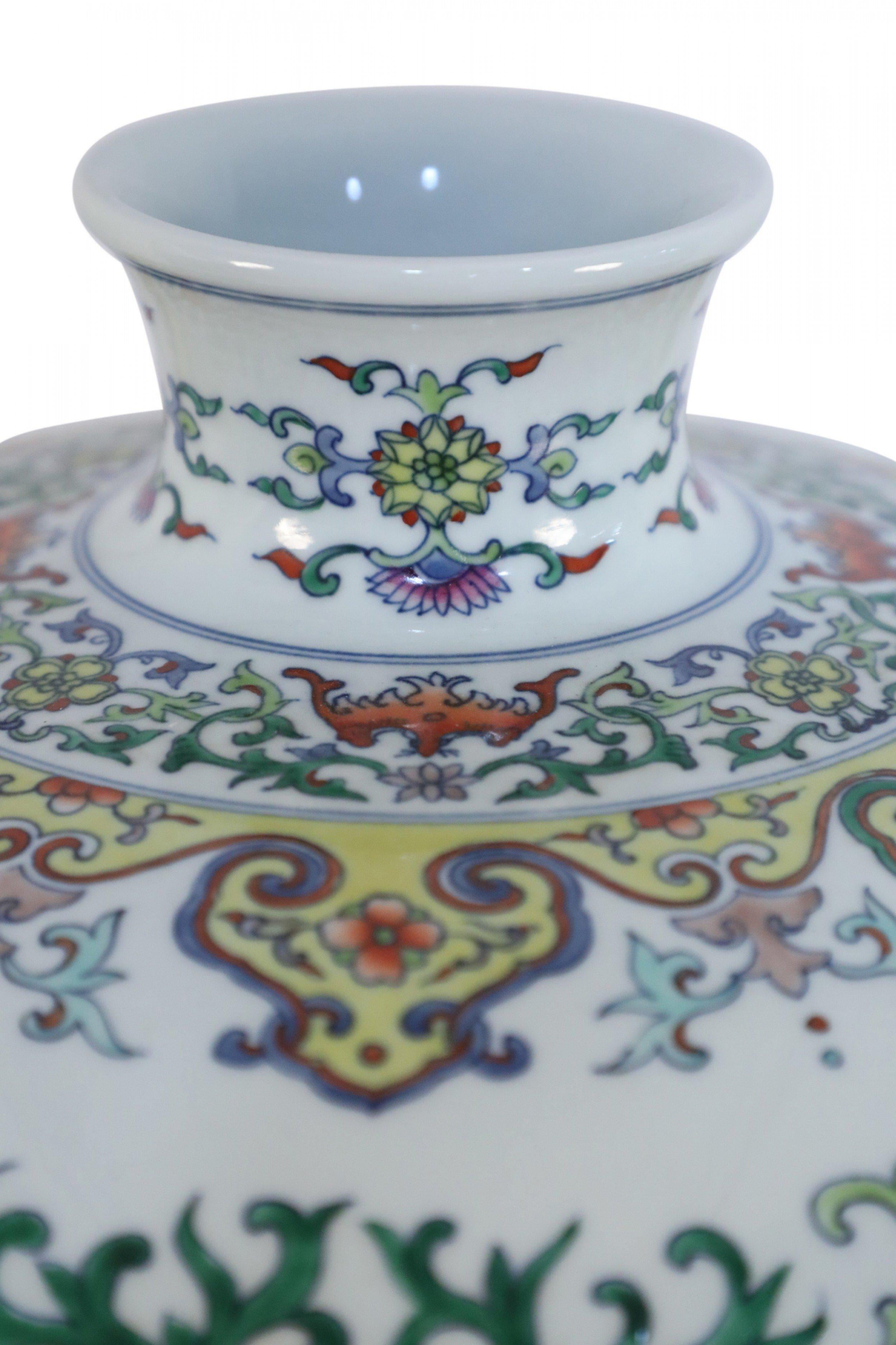 Chinesische weiße und mehrfarbige Meiping-Porzellanurne mit Blumen- und Weinrebenmotiv im Angebot 5