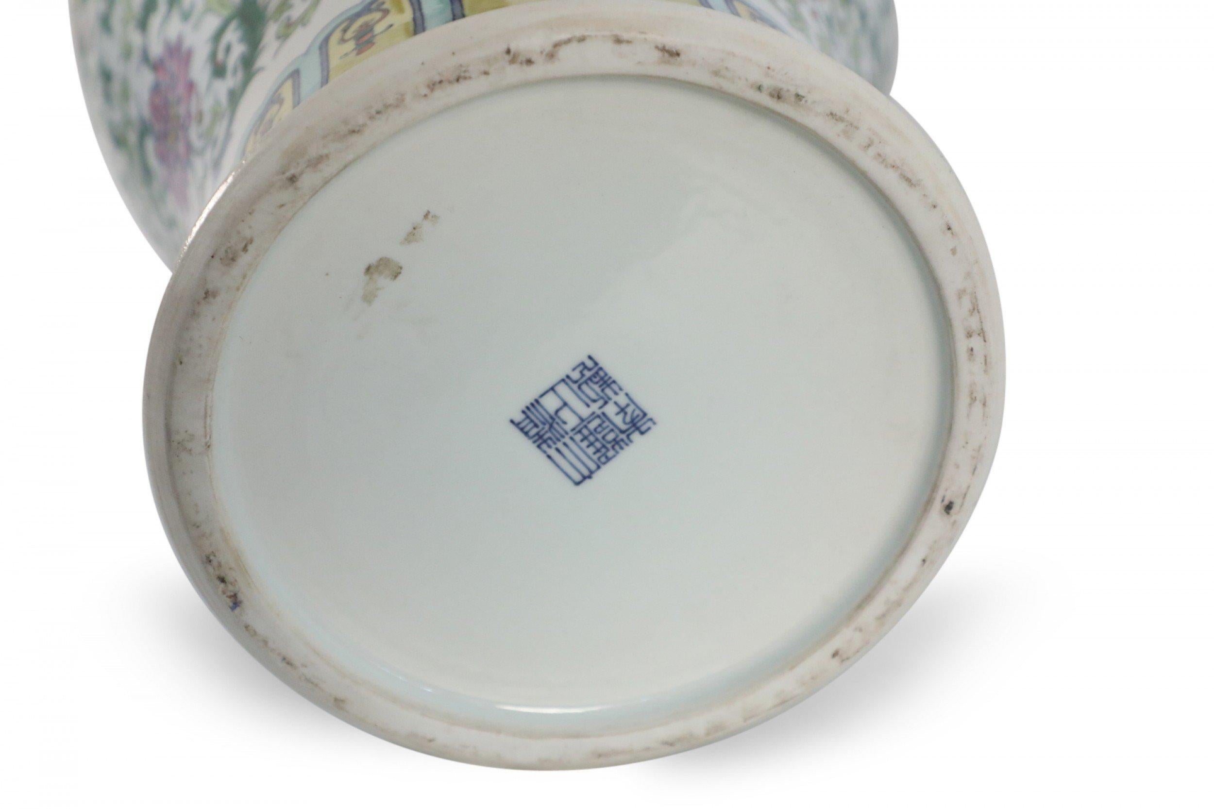 Chinesische weiße und mehrfarbige Meiping-Porzellanurne mit Blumen- und Weinrebenmotiv im Angebot 6