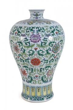 Urna china de porcelana blanca y multicolor con motivos florales y enredaderas Meiping