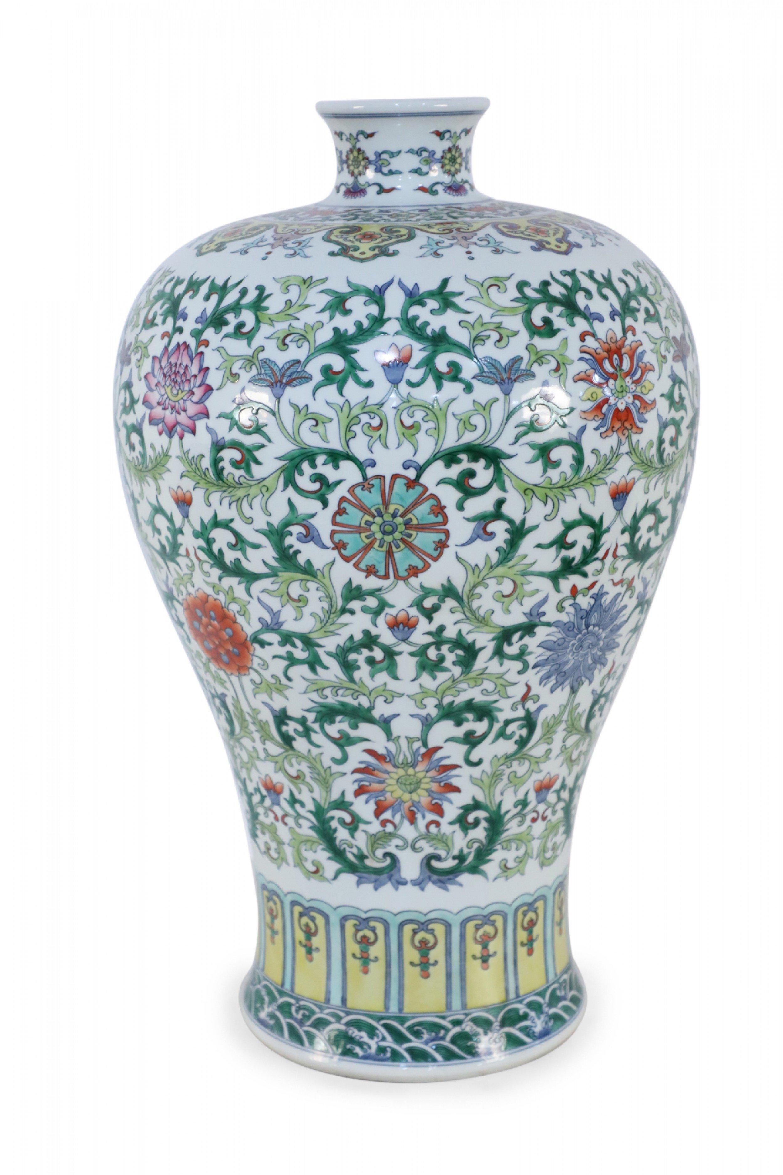 Chinesische weiße und mehrfarbige Meiping-Porzellanurne mit Blumen- und Weinrebenmotiv (Chinesischer Export) im Angebot