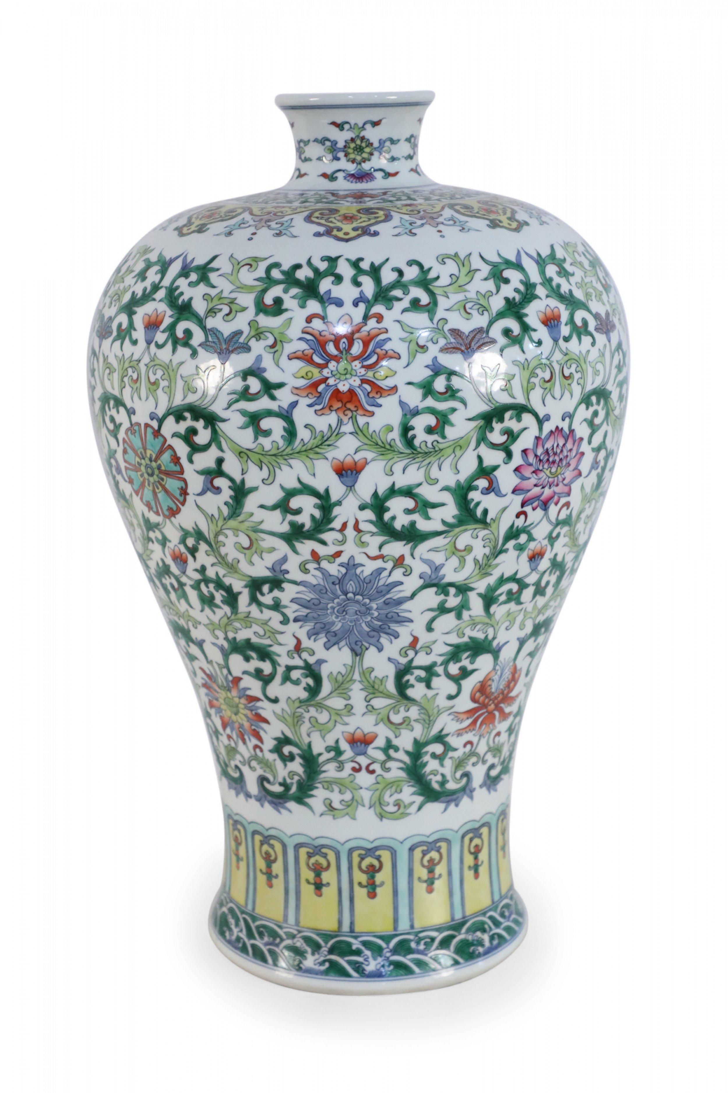 Chinesische weiße und mehrfarbige Meiping-Porzellanurne mit Blumen- und Weinrebenmotiv (Handgefertigt) im Angebot