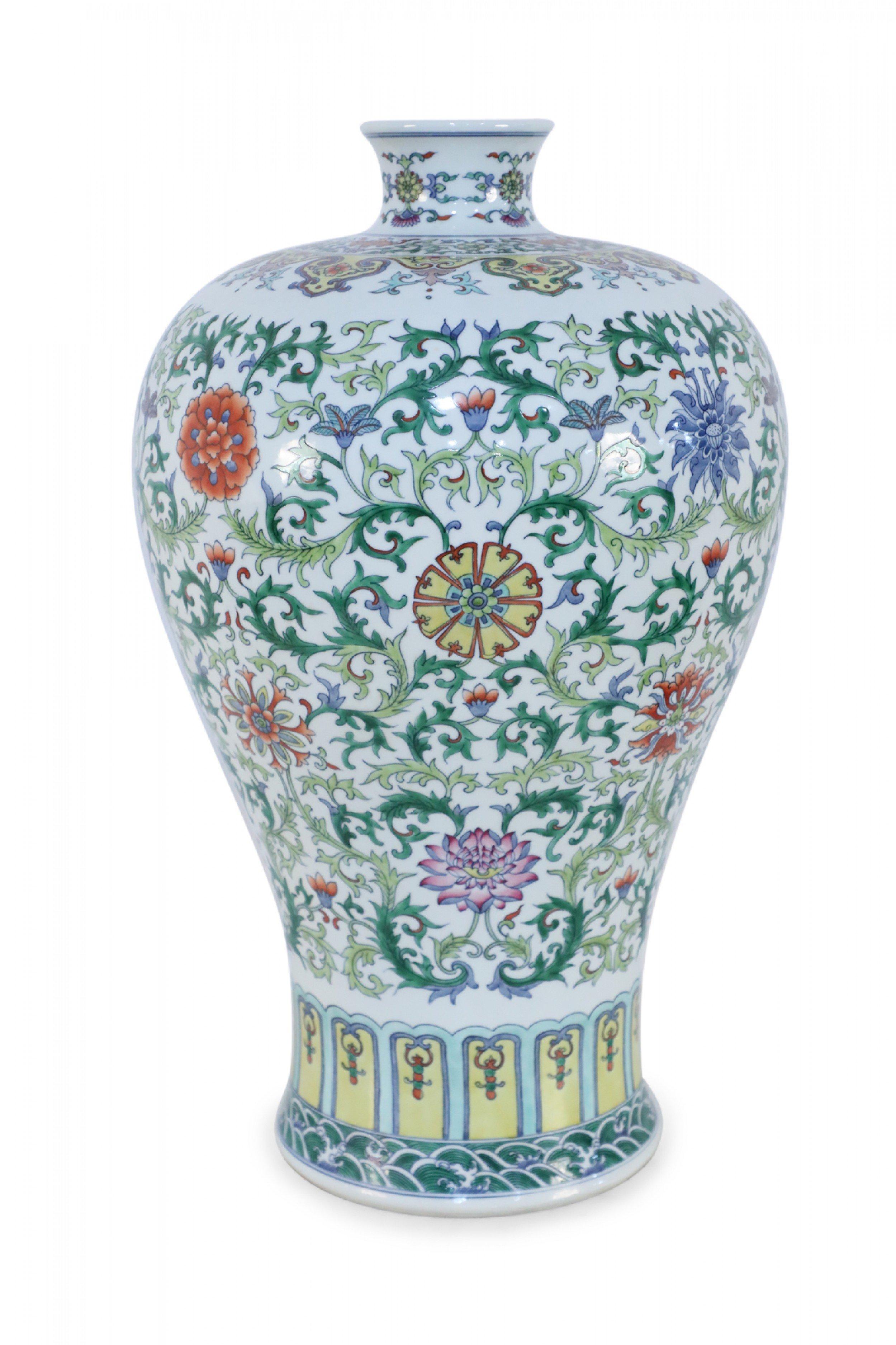 Chinesische weiße und mehrfarbige Meiping-Porzellanurne mit Blumen- und Weinrebenmotiv im Angebot 1